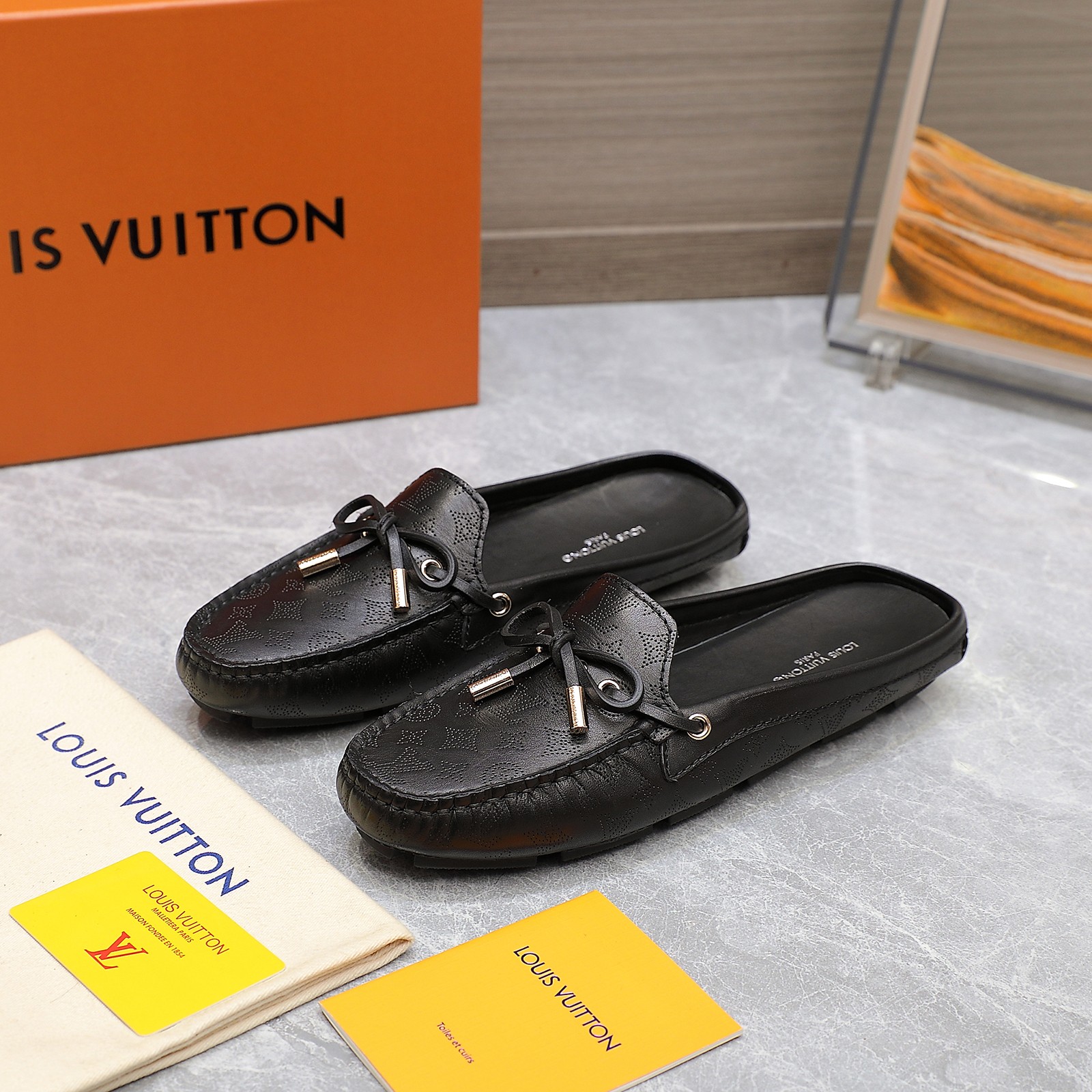 NO:228935,Top version [LV Louis Vuitton] original replica 2025 latest driving shoes flat-sole shoe original LOGO outsole four seasons spot [Hey Ha] [Hey Ha] High-end quality upper is made of cowhide laser laser LV pattern original production inner layer sheepskin original consistent fashion trend Matched with classic and luxurious bow The material is thick and soft, the overall high-end and atmospheric, full of taste. Must have for trendy people in driving and travel. Hot products Fabric imported Italian cowhide/LV presbyopia imported sheepskin footbed imported sheepskin large sole raw rubber beef tendon soft sole size35-41 (42 customized) Price leather surface 240 presbyopia, semi-torn, louis vuitton, louis vuitton, cowhide, sheepskin19860909顶级版本【LV路易威登】原版复刻 2025最新款驾车鞋 平底套楦鞋 原版LOGO大底  四季现货款 [嘿哈][嘿哈]高端品质 鞋面采用头牛皮激光镭射LV花纹图案 原版制作 内里头层羊皮 原版一致 时尚潮流 搭配经典而奢华的蝴蝶结 大底材质更是厚实且柔软,整体高端大气,品位十足.驾车、出行潮人必备 爆款 面料意大利进口牛皮/LV老花 内里进口羊皮 垫脚进口羊皮 大底生胶牛筋软底 size35-41（42订做） 价格皮面240 老花,半拖,louis vuitton,louis vuitton,cowhide,sheepskin,Women's Shoes