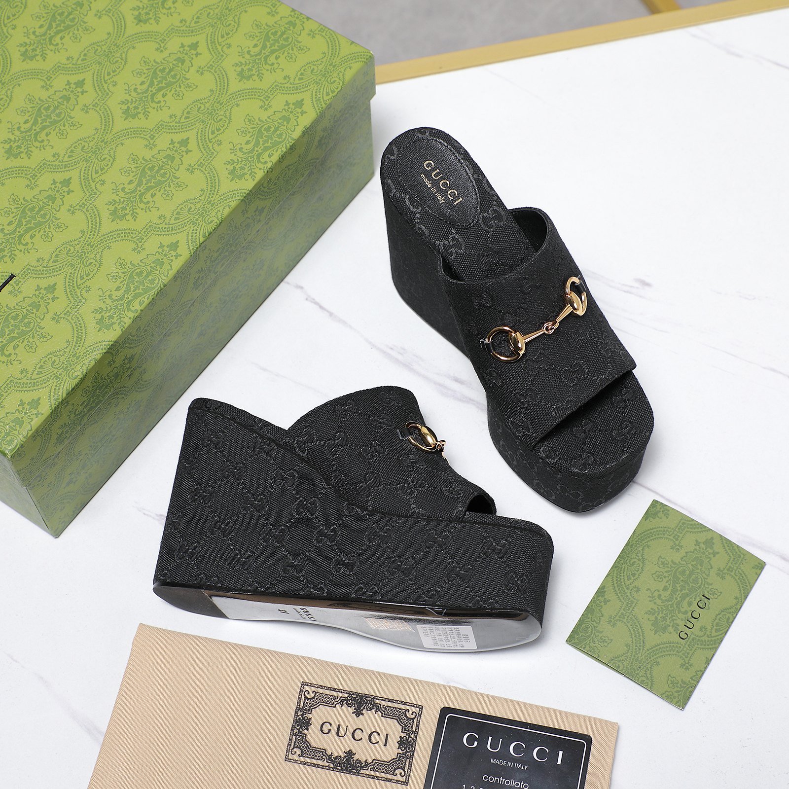 NO:228921,Gucci new model is on the market. The 2025 Gucci Spring and Summer Super Double GG Series New Horse Bit High Thick Sole Slippers High Water Heel Slippers This sandal is made of classic GG canvas, with one-line wide straps and rubber sole style to create an excellent shoe design. The GG logo began to be used in the 1970s and evolved from the Gucci diamond diamond pattern design that originally originated in the 1930s. Since its introduction, it has become the iconic Gucci traditional classic element. The fabric is classic super large GG denim, water-dyed cowhide lining, size 35-42 standard size, 4142 custom made without return or exchange, packaging, full set of original high-end packaging, heel height 11 cm, outsole, imported genuine leather sole, price ● Italian creation, authentic development!  The material and craftsmanship are consistent with the original version!  ,slippers,gucci,sandals,slippers,cowhide,Leather soles19860909古奇Gucci新款上市 2025古奇春夏超级双GG系列新款马衔扣高厚底拖鞋高水台坡跟凉拖鞋 这款凉鞋由经典GG帆布制作,一字宽幅绑带搭配橡胶鞋底造型,打造出色的鞋款设计.GG标志于20世纪70年代开始使用,由最初起源于20世纪30年代的Gucci钻石菱格纹设计演化而来,自面世之后,便成为标志性的Gucci传统经典元素. 面料经典超级大GG丹宁牛仔布 内里水染牛皮里 尺码35-42标准码,4142定做不退不换 包装全套原版高端包装 跟高11厘米 大底意大利进口真皮大底 价格 ●意大利创作 正品开发！ 材质,工艺与原版一致！,拖鞋,gucci,sandals,slippers,cowhide,Leather soles,Women's Shoes