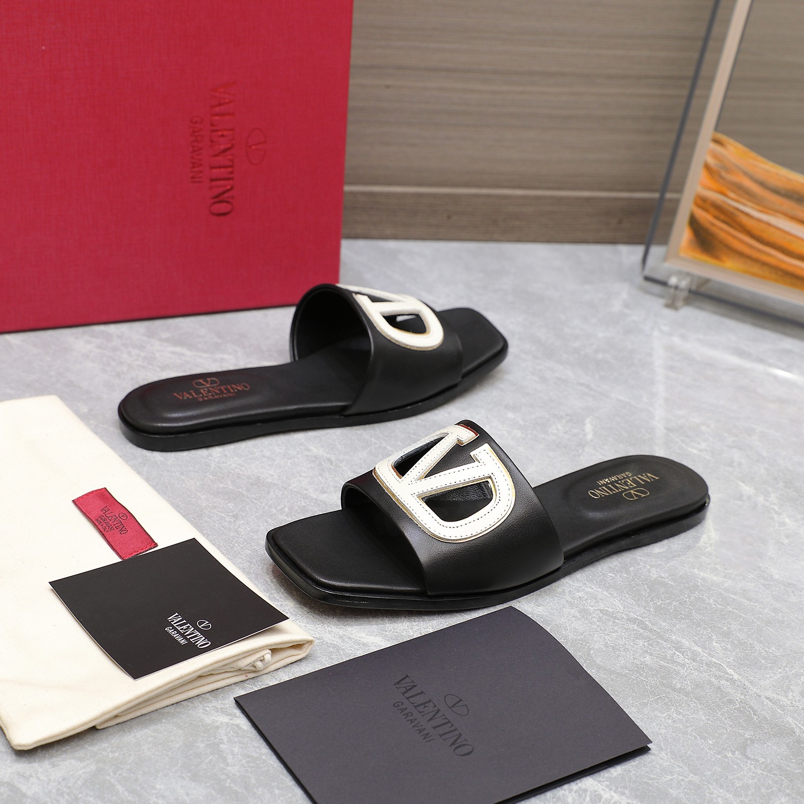 NO:228904,2025 Early Spring Counter Showcase Style, Simultaneously updated Valentino Valentino Strips Deep-mouth semi-tork/Flat single shoes/High-heeled single shoes/Series ———————————————————— Top version Grandma's deep-mouth design match highlights the brand's unique design style Luxury and fashionable Very recognizable Refined round toe Perfect side arc, particularly pure taste, celebrity temperament and full of femininity The upper is imported cowhide, the inner is mixed-bred sheepskin Original molded hardware buckle Italy imported cowhide, size 35-41 (41 customization) Running price, slippers, valentino, valentino, slippers, cowhide, sheepskin198609092025早春专柜走秀款 同步更新 Valentino华伦天奴 条带 深口半拖/后续会出平底单鞋/高跟单鞋/系列 ———————————顶级版本 奶奶深口设计搭配彰显了品牌独有的设计风格 奢华时尚 极有辨识度 精致的圆头 侧身弧线完美 味儿特别纯正 名媛气质女人味十足 鞋面采用进口牛皮 内里采用混种羊皮 原版开模五金扣 意大利进口牛皮大底 码数35-41（41定制） 跑量价,拖鞋,valentino,valentino,slippers,cowhide,sheepskin,Women's Shoes