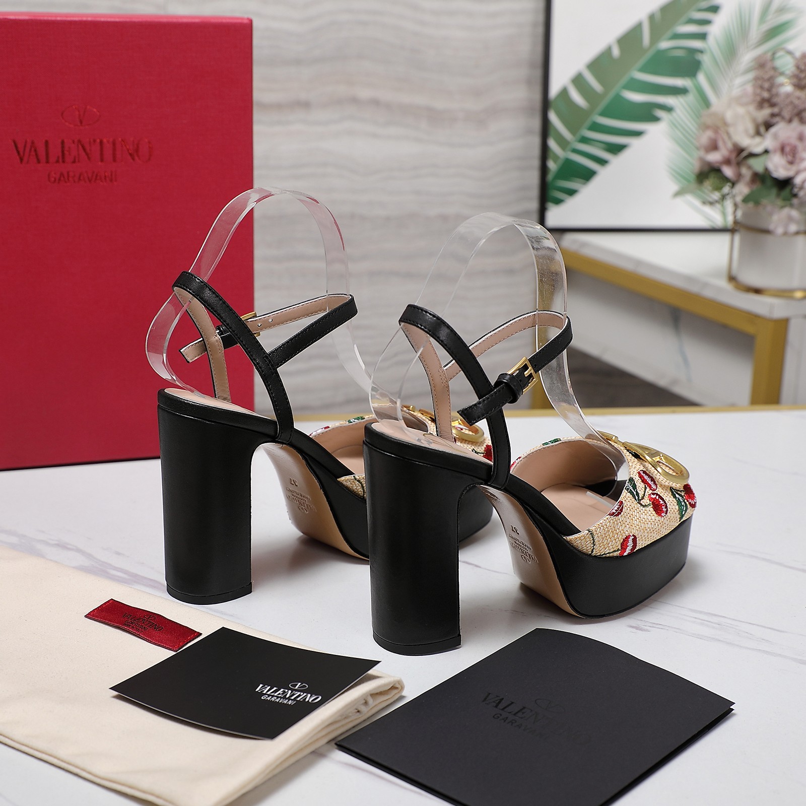 NO:228919,Top purchasing version Valentino/Valentino rookie model!  2025SS latest metal logo high heel water table sandals!  The original version is purchased with a top replica of 1:1!  Exquisite last design, perfect side arc!  Selected Italian imported A-grade leather large sole to give you an authentic foot feel!  The first choice for high-end customers to purchase [Material] The upper is embroidered cherry, the inner lining is imported sheepskin, the original sole is opened with the mold imported genuine leather sole [Shuitai height] 3cm, the front 11CM [Size number] 35-41 sizes (42 customized) [Packaging] Configuration of original packaging, sandals, valentino, valentino, sandals, sheepskin, Leather soles19860909顶级代购版本 Valentino/华伦天奴新秀款！ 2025SS最新金属logo 高跟水台凉鞋！原版购入1:1顶级复刻！精致的楦型设计,侧身弧线完美！ 精选意大利进口A级真皮大底,带给您正品级的脚感！供高端客户代购首选【材质】 鞋面原版刺绣樱桃 内里原版进口羊皮 大底原版开模进口真皮大底【水台高】 前 3cm 后 11CM【码数】35-41码（42定做）【包装】配置原版包装,凉鞋,valentino,valentino,sandals,sheepskin,Leather soles,Women's Shoes