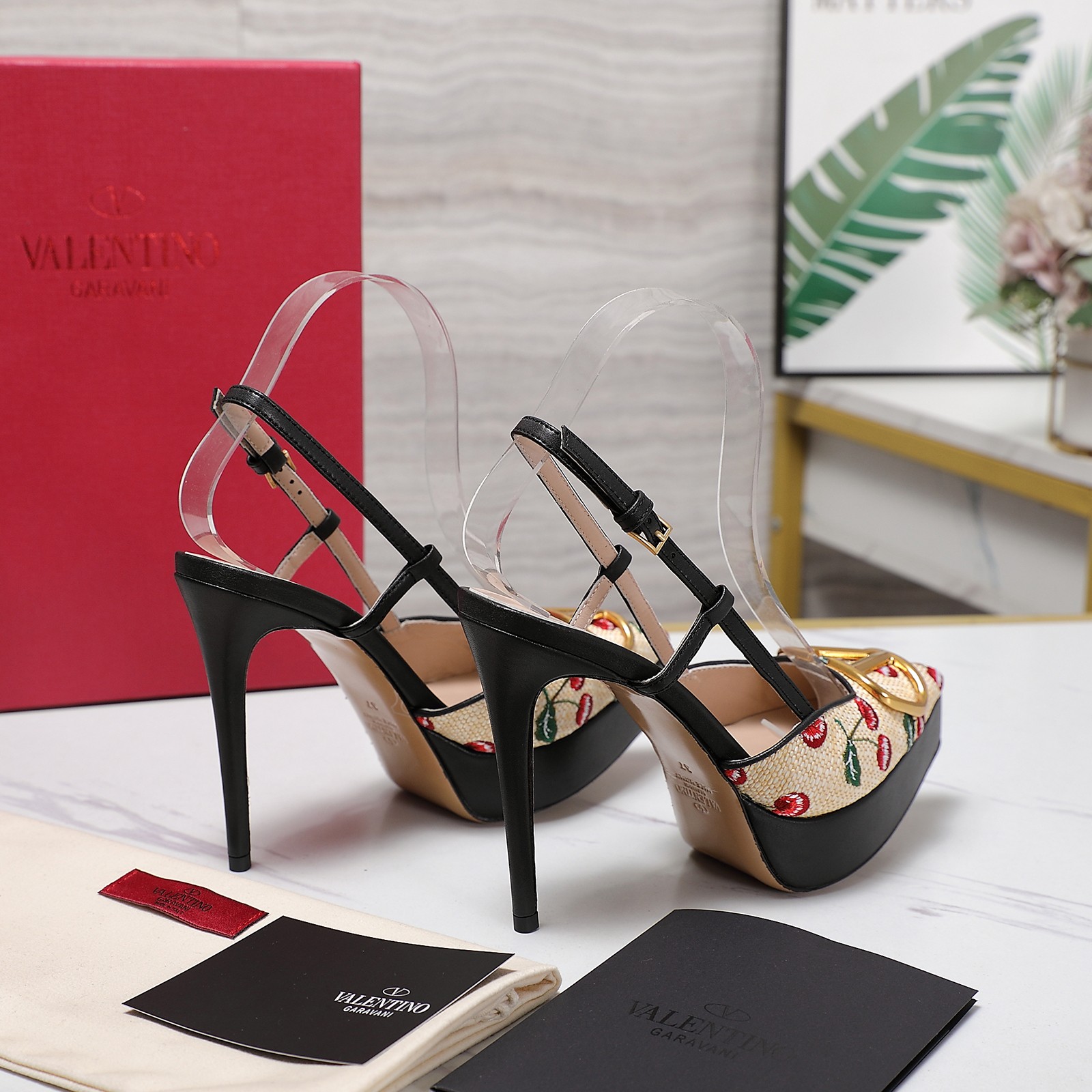 NO:228901,The highest version: pointed toe series, Valentino Paris Fashion Week Spring and Summer Show Style New Valentino Hate Tiangao Waterproof Platform Patent Leather High Heels Valentino originated from an Italian fashion brand, combining Italian handicrafts and modern beauty to interpret the new fashion charm Continuing the super high heel design, and it has been favored by well-known overseas bloggers. Tens of millions of fans and bloggers are passionately interpreted and sold at home and abroad. It has been out of stock in China, top version. Candy color matching, each color is beautiful. It comes with family-style classic hardware, with extremely high recognition. Original water heel high-end version. Original embroidered cherry on the upper. Imported grain sheepskin in the inner. Original custom leather sole. Water platform 2.5CM heel height 12CM package. Full set of original packaging  Size 35-40. (41.42 customized), sandals, valentino, valentino, sandals, high heels, sheepskin, Leather soles19860909最高版本 尖头系列, Valentino 巴黎时装周 春夏秀场款 新款华伦天奴恨天高防水台漆皮高跟鞋 Valentino华伦天奴源于意大利的时装品牌, ,融合意大利手工艺和现代美感,演绎全新时尚魅力 延续超高跟设计,深得海外知名博主青睐 千万粉丝博主倾情演绎,畅销海内外 国内已经断货,顶级版本 糖果色配色,每个颜色都是绝美 自带家族式经典五金,辨识度极高 原版水台跟高开版 鞋面原版刺绣樱桃 内里进口粒面羊皮 鞋底原版定制真皮大底 水台2.5CM 跟高12CM 包装全套原版包装 码数35-40.（41.42订做）,凉鞋,valentino,valentino,sandals,high heels,sheepskin,Leather soles,Women's Shoes