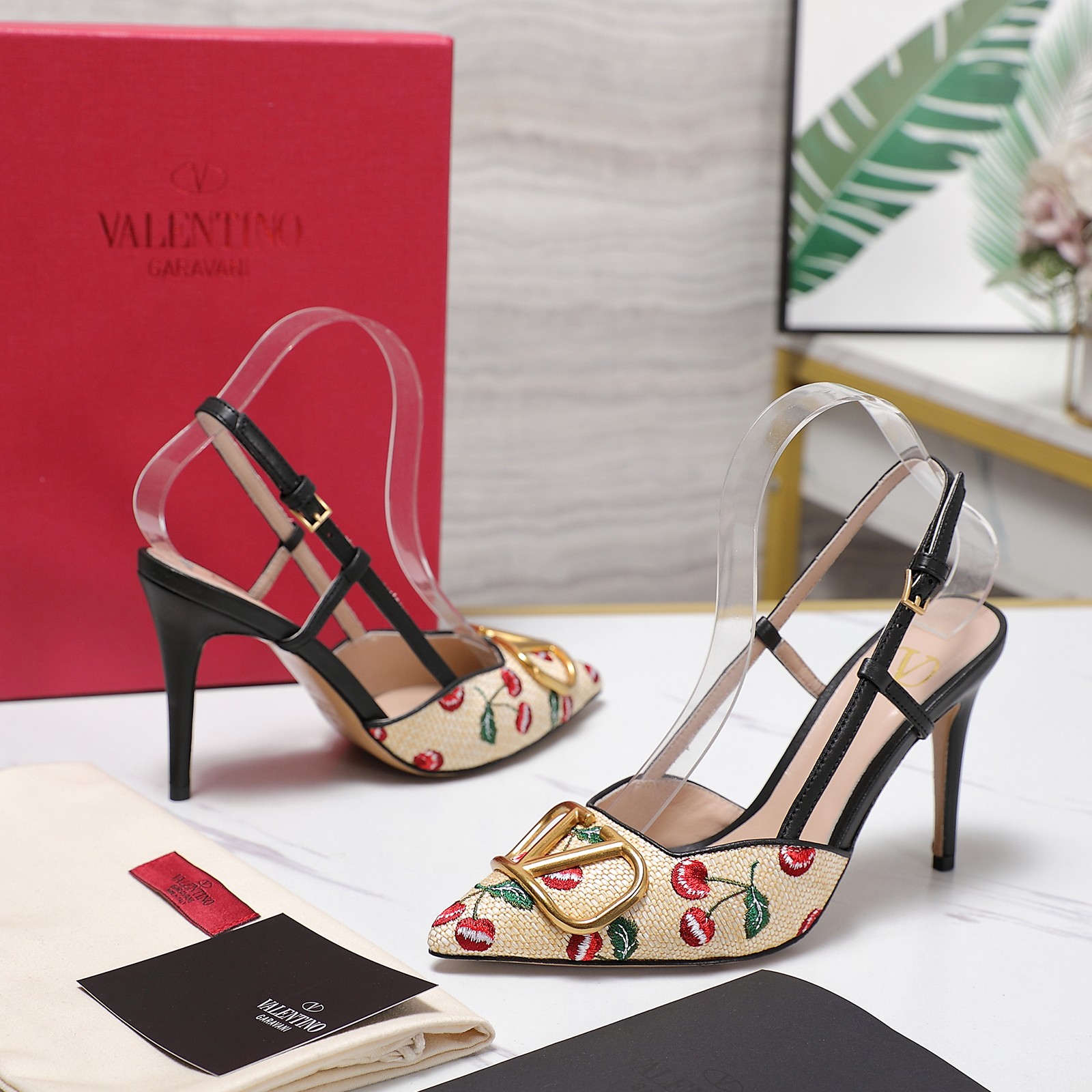 NO:228906,The highest version: pointed toe series, Valentino Paris Fashion Week Spring and Summer Show New Valentino High Heels Valentino originated from an Italian fashion brand, combining Italian handicrafts and modern beauty to interpret the new fashion charm, continues the super high heel design, and is favored by well-known overseas bloggers. Tens of millions of fans and bloggers are passionately interpreted and sold at home and abroad. It has been out of stock in China, top version. Candy color matching, each color is beautiful. It comes with family-style classic hardware, with high recognition. Original water table heel high. Original embroidered cherry on the upper. Imported grain sheepskin in the inner. Original custom leather outsole. Heel height 8.5CM. Packaging full set of original packaging. Size 35-40. (41.42 customized), sandals, valentino, valentino, sandals, high  heels sheepskin, Leather soles19860909最高版本 尖头系列, Valentino 巴黎时装周 春夏秀场款 新款华伦天奴高跟鞋 Valentino华伦天奴源于意大利的时装品牌, ,融合意大利手工艺和现代美感,演绎全新时尚魅力 延续超高跟设计,深得海外知名博主青睐 千万粉丝博主倾情演绎,畅销海内外 国内已经断货,顶级版本 糖果色配色,每个颜色都是绝美 自带家族式经典五金,辨识度极高 原版水台跟高开版 鞋面原版刺绣樱桃 内里进口粒面羊皮 鞋底原版定制真皮大底 跟高8.5CM 包装全套原版包装 码数35-40.（41.42订做）,凉鞋,valentino,valentino,sandals,high heels,sheepskin,Leather soles,Women's Shoes