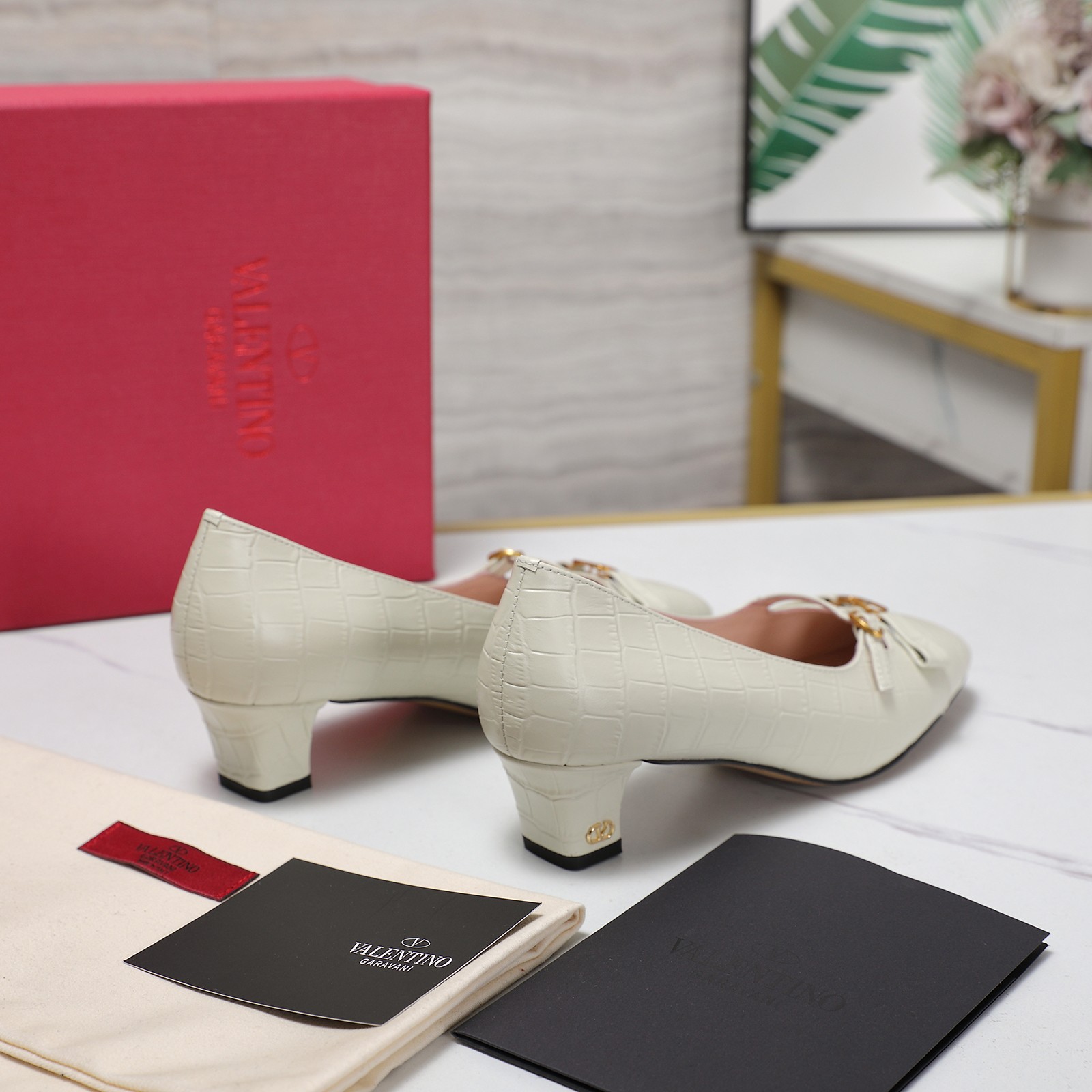 NO:228888,The highest version Valentino Valentino 25ss women's shoes new bow mid-heel single shoes since they have changed designers Huajia's style is becoming more retro and elegant, and the large bow is more playful. The popular small round toe design nowadays highlights one's personality and eclectic, as well as embracing the understanding and impact of fashion. Upper stone pattern cowhide footbed mixed-bred sheepskin outsole Italian leather outsole heel height 4.5cm size 35-42 (41 42 custom-made non-return and exchange), sandals, valentino, valentino, sandals, cowhide, sheepskin, Leather soles19860909最高版本 Valentino华伦天奴25ss女鞋新款蝴蝶结中跟单鞋 自从换了设计师 华家的风格越来越复古优雅,大蝴蝶结更显俏皮 时下流行的小圆头设计,彰显着自我个性和不拘一格,以及怀抱着对时尚的理解和冲撞 鞋面石头纹牛皮 垫脚混种羊皮 大底意大利真皮大底 跟高4.5cm 码数35-42（41 42定制不退换）,凉鞋,valentino,valentino,sandals,cowhide,sheepskin,Leather soles,Women's Shoes