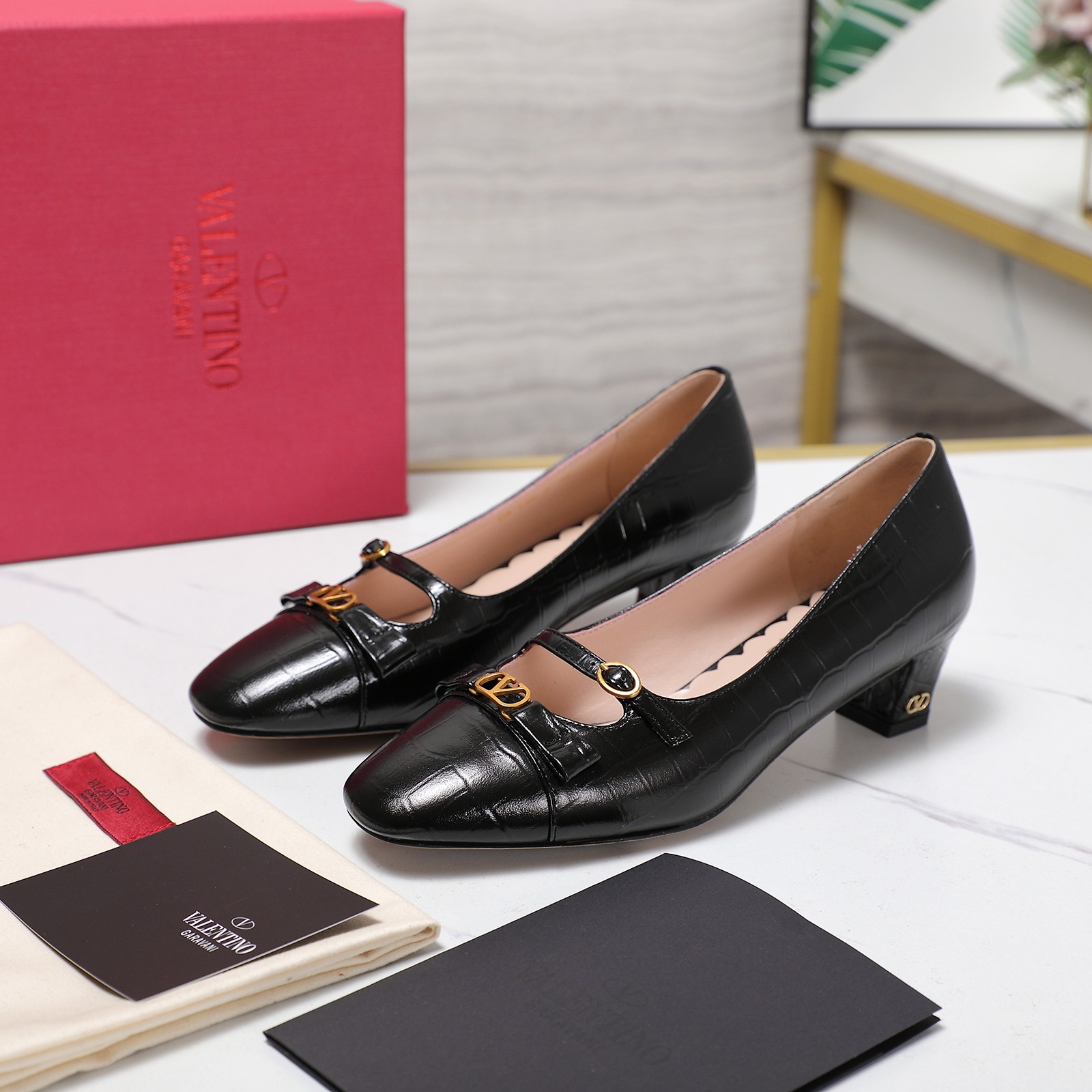 NO:228894,The highest version Valentino Valentino 25ss women's shoes new bow mid-heel single shoes Since changing designers, Huajia's style is becoming more retro and elegant, and the large bow is more playful. The popular small round toe design nowadays highlights one's personality and eclectic, as well as embracing the understanding and impact of fashion. Upper satin sheepskin footbed mixed breed sheepskin outsole Italian leather outsole heel height 5cm size 35-42 (41 42 custom-made non-return and exchange), sandals, valentino, valentino, sandals, sheepskin, silk fabric, Leather soles19860909最高版本 Valentino华伦天奴25ss女鞋新款蝴蝶结中跟单鞋 自从换了设计师 华家的风格越来越复古优雅,大蝴蝶结更显俏皮 时下流行的小圆头设计,彰显着自我个性和不拘一格,以及怀抱着对时尚的理解和冲撞 鞋面绸缎羊皮面 垫脚混种羊皮 大底意大利真皮大底 跟高5cm 码数35-42（41 42定制不退换）,凉鞋,valentino,valentino,sandals,sheepskin,silk fabric,Leather soles,Women's Shoes