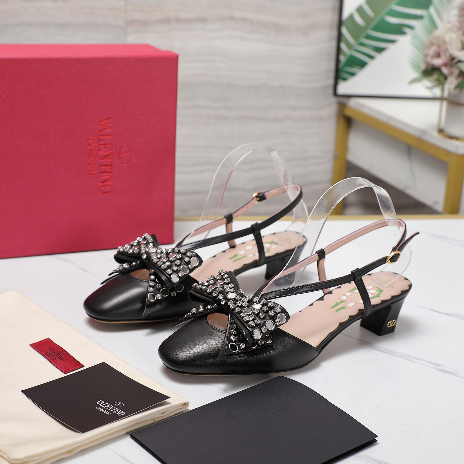 NO:228881,The highest version upgraded version of diamond buckle bow Valentino 25ss women's shoes new bow with mid-heel single back empty sandals shoes Since changing designers Huajia's style is becoming more retro and elegant, and the large bow is more playful. The popular small round toe design nowadays highlights one's personality and eclectic, as well as embracing the understanding and impact of fashion. Upper imported sheepskin footbed mixed-bred sheepskin outsole Italian leather outsole heel height 4.5cm Size 35-42 (41 42 custom-made non-return and exchange), sandals, valentino, valentino, sandals, sheepskin, Leather soles19860909最高版本 升级版钻扣蝴蝶结 Valentino华伦天奴25ss女鞋新款蝴蝶结中跟单后空凉鞋鞋 自从换了设计师 华家的风格越来越复古优雅,大蝴蝶结更显俏皮 时下流行的小圆头设计,彰显着自我个性和不拘一格,以及怀抱着对时尚的理解和冲撞 鞋面进口羊皮 垫脚混种羊皮 大底意大利真皮大底 跟高4.5cm 码数35-42（41 42定制不退换）,凉鞋,valentino,valentino,sandals,sheepskin,Leather soles,Women's Shoes