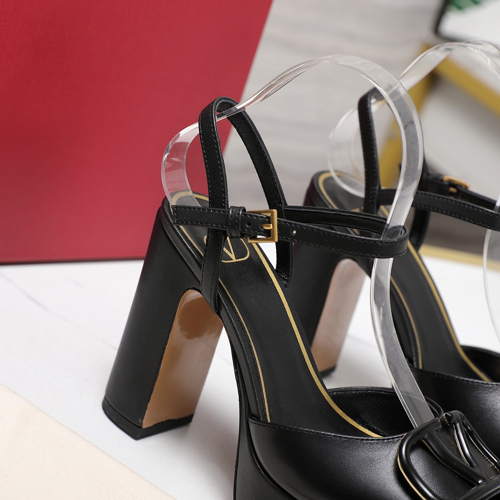 NO:228872,Top purchasing version Valentino/Valentino rookie model!  2025SS latest metal logo high heel water table sandals!  The original version is purchased with a top replica of 1:1!  Exquisite last design, perfect side arc!  Selected Italian imported A-grade leather large sole to give you an authentic foot feel!  The first choice for high-end customers to purchase [Material] The upper imported patent leather, the inner lining original imported sheepskin, the original mold-opening imported genuine leather sole [Water platform height] 3cm, the front 11CM [Size number] 35-41 sizes (42 customized) [Packaging] Configuration original packaging, sandals, valentino, valentino, sandals, sheepskin, Leather soles19860909顶级代购版本 Valentino/华伦天奴新秀款！ 2025SS最新金属logo 高跟水台凉鞋！原版购入1:1顶级复刻！精致的楦型设计,侧身弧线完美！ 精选意大利进口A级真皮大底,带给您正品级的脚感！供高端客户代购首选【材质】 鞋面原版进口漆皮 内里原版进口羊皮 大底原版开模进口真皮大底【水台高】 前 3cm 后 11CM【码数】35-41码（42定做）【包装】配置原版包装,凉鞋,valentino,valentino,sandals,sheepskin,Leather soles,Women's Shoes