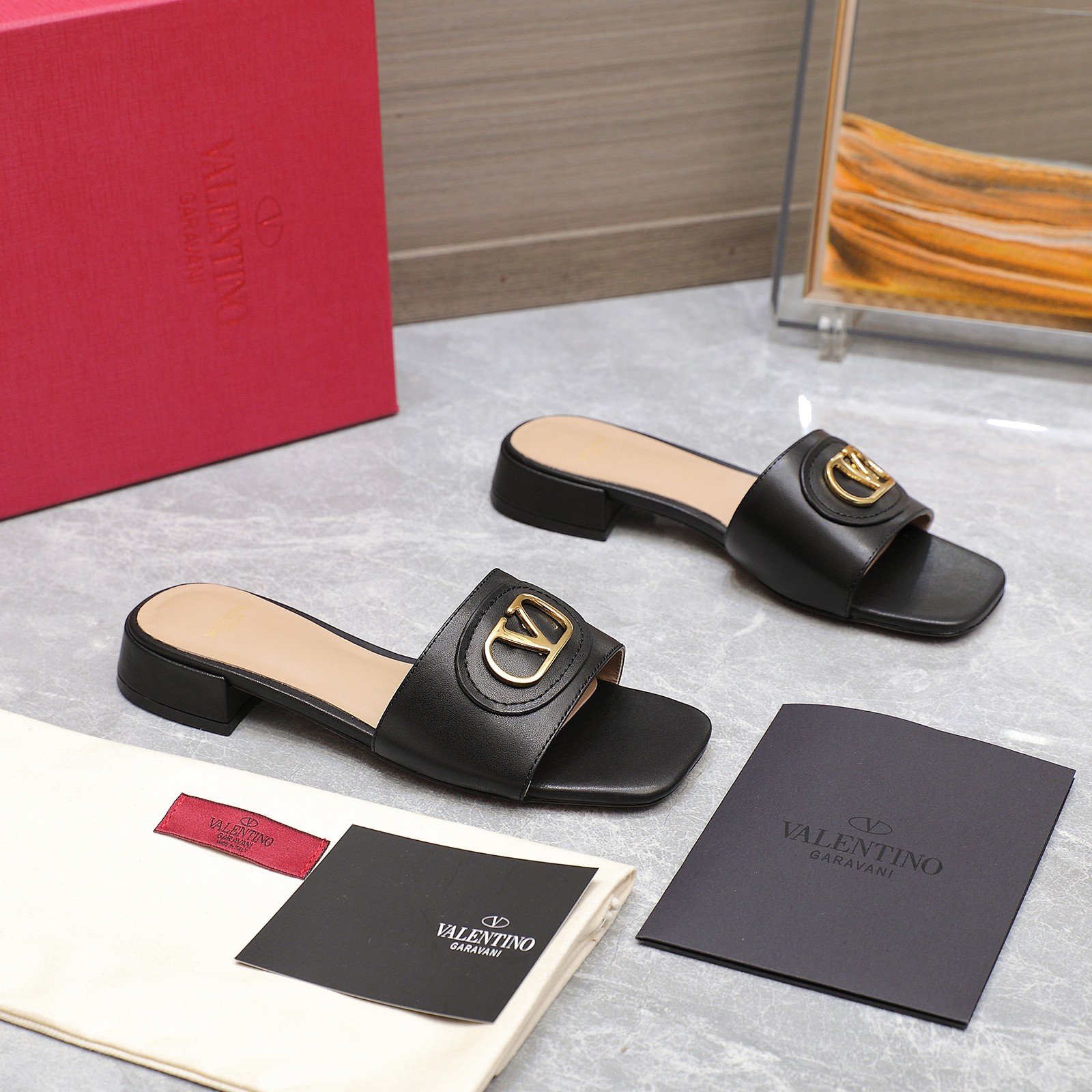 NO:228858,2025 Early Spring Counter Showcase Model, Simultaneously updated Valentino Valentino Small V-buckle Flip-flops ————————————————— Top version Grandma's deep mouth design match highlights the brand's unique design style Luxury and fashionable Extremely recognizable Refined round head Perfect side curves The taste is particularly pure and the celebrity temperament is full of feminine temperament The upper is imported cowhide and the inner is mixed-bred sheepskin Original molded hardware buckle Italian imported cowhide Size 35-42 (41 42 customized) Running price, slippers, valentino, valentino, slippers, cowhide, sheepskin198609092025早春专柜走秀款 同步更新 Valentino华伦天伦 小V扣 一字拖 ———————————顶级版本 奶奶深口设计搭配彰显了品牌独有的设计风格 奢华时尚 极有辨识度 精致的圆头 侧身弧线完美 味儿特别纯正 名媛气质女人味十足 鞋面采用进口牛皮 内里采用混种羊皮 原版开模五金扣 意大利进口牛皮大底 码数35-42（41 42定制） 跑量价,拖鞋,valentino,valentino,slippers,cowhide,sheepskin,Women's Shoes
