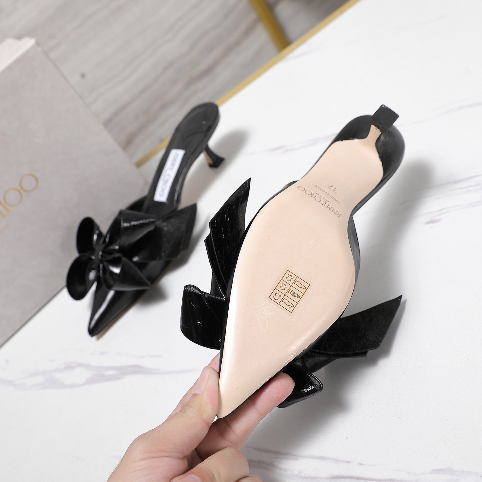 NO:230763,Jimmy Choo Staz pointed bow Muller high heels Staz Sling Back 70 series heels are made of leather to create a unique and elegant shoe shape, matched with exquisite bows and three-dimensional heel design, showing a fashionable and personal temperament. It is full of spring and blooms on the toes!  Wear the new Staz high heels series and walk the 