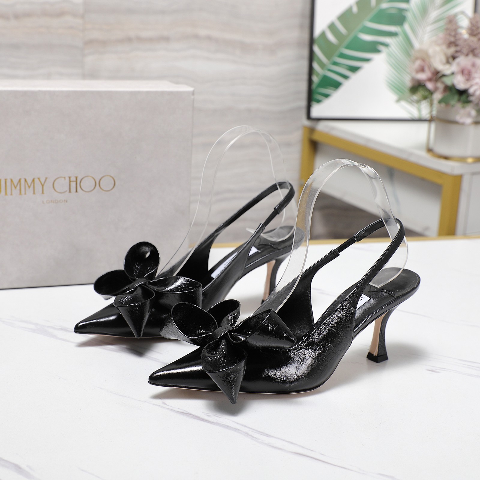 NO:230768,Jimmy Choo Staz pointed bow Muller high heels Staz Sling Back 70 series heels are made of leather to create a unique and elegant shoe shape, matched with exquisite bows and three-dimensional heel design, showing a fashionable and personal temperament. It is full of spring and blooms on the toes!  Wear the new Staz high heels series and walk the 