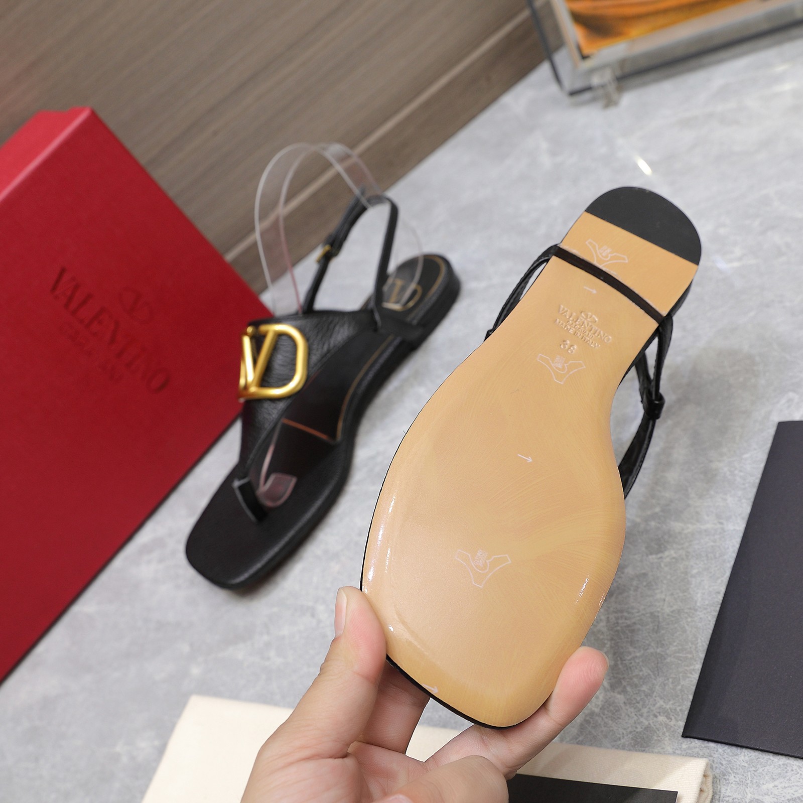 NO:230777,The highest version Valentino Paris Fashion Week 2025 Spring and Summer Show 2025 New Valentino Flat Clip-Fit Sandals Slippers Valentino originated from an Italian fashion brand, combining Italian handicrafts and modern beauty to interpret a new fashion charm, continues the super high heel design, and is favored by well-known overseas bloggers. Tens of millions of fans and bloggers are passionately interpreted by domestic and foreign. It has been out of stock at home and abroad. The top version has color matching, each color is beautiful. It comes with family-style classic hardware, extremely recognizable. The original water table heel is high-end. The inner imported grain sheepskin, the sole is original customized leather outsole, the complete set of original packaging  Size 35-42 