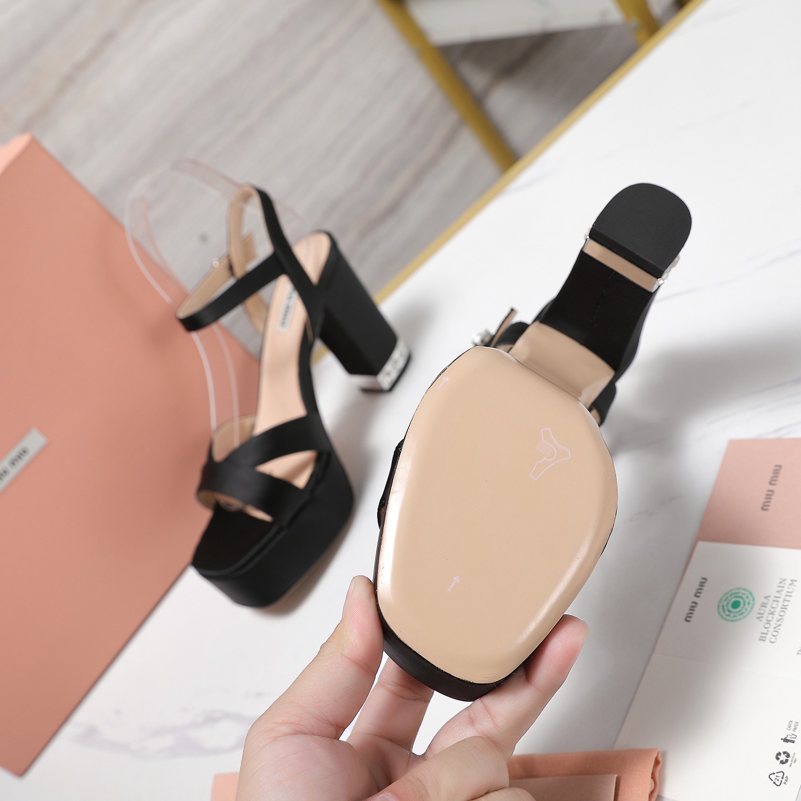 NO:230774,MiUMiUSS latest model, foreign original board mold opening, heel height 10cm, water table 3cm, original board last adjustment, foot feel and lines are perfect, imported high-end silk, inner lining, foot pad sheepskin, six colors, large sole, counter copy, size 35-42, complete package, sandals, miumiu, sandals, sheepskin, Leather soles19860909MiUMiUSS最新款 国外供原板开模 跟高10cm 水台3cm 原板调楦 脚感线条都非常完美  面料进口高级丝绸  内里 垫脚羊皮 颜色六个颜色 大底真皮大底 专柜复制 码数35-42码  配全套包装,凉鞋,miumiu,sandals,sheepskin,Leather soles,Women's Shoes