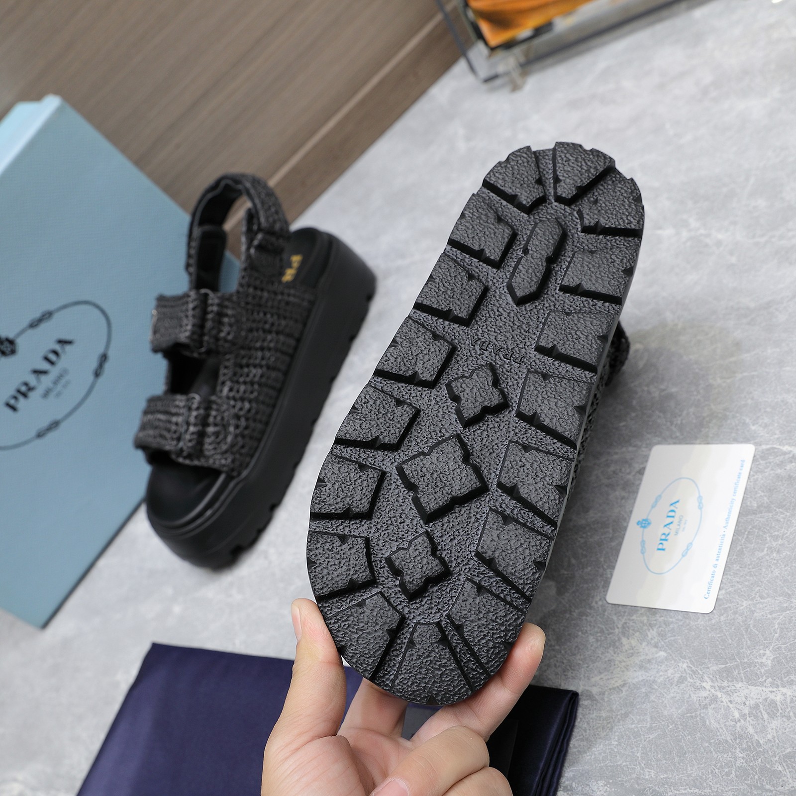 NO:259300,PRADA Prada 2025 Exclusive Edition Super popular prada Prada Pig Cage Shoes with serrated Roman woven thick sole rubber sandals Retro and fashionable avant-garde wheel teeth 55mm thick sole, the upper is perfectly restored to the original craftsmanship, using pure hand-woven upper, extremely expensive, making the whole pair of shoes light and comfortable, full of vacation feel, bright colors, satisfying a variety of choices for fashionable people in different styles!  The iconic metal triangle logo is matched with the ancient beach sandals, and every design element is on the trendy point!  Size 35-41 (40 41 custom made without return) Price, slippers, sandals, prada, prada, sandals, slippers19860909PRADA普拉达 2025独家版本  超火爆 prada普拉达猪笼鞋锯齿罗马编织厚底橡胶凉鞋 复古时髦前卫的轮齿55mm 厚底鞋底,鞋面完美还原原版工艺,采用纯手工编织鞋面,造价极高,让整双鞋轻便舒适,满满的渡假feel,鲜艳色彩 满足不同风格时髦人士的多种选择！ 标志性金属三角标搭配古沙滩凉鞋造型,每一个设计元素都踩在时髦点上！ 码数35-41（40 41 定做不退换） 价格,拖鞋凉鞋,prada,prada,sandals,slippers,Women's Shoes