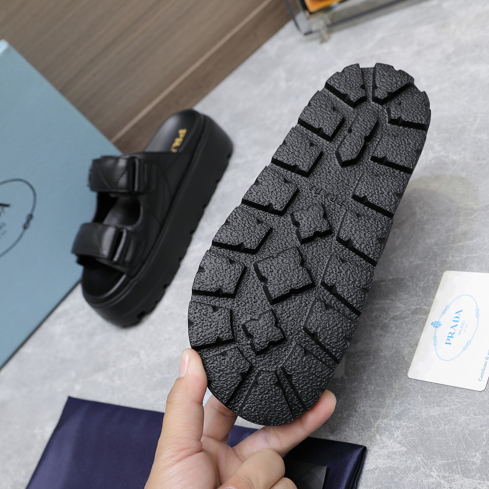 NO:259305,PRADA Prada 2025 Exclusive Edition Super popular Prada Prada thick-soled rubber slippers Two straps Velcro Retro and fashionable avant-garde wheel teeth 55mm thick-soled sole, the upper perfectly restores the original craftsmanship, and the classic slippers in triangle mark make the whole pair of shoes light and comfortable, full of vacation feel, bright colors to meet the variety of choices of fashionable people in different styles!  The iconic metal triangle logo is matched with the ancient beach sandals, and every design element is on the trendy point!  Fabric top layer cowhide size 35-41 (40 41 custom made without return) Price, slippers and sandals, prada, prada, sandals, slippers, cowhide19860909PRADA普拉达 2025独家版本  超火爆 prada普拉达厚底橡胶拖鞋 两条带魔术贴 复古时髦前卫的轮齿55mm 厚底鞋底,鞋面完美还原原版工艺,三角标经典款拖鞋,让整双鞋轻便舒适,满满的渡假feel,鲜艳色彩 满足不同风格时髦人士的多种选择！ 标志性金属三角标搭配古沙滩凉鞋造型,每一个设计元素都踩在时髦点上！ 面料头层牛皮 码数35-41（40 41 定做不退换） 价格,拖鞋凉鞋,prada,prada,sandals,slippers,cowhide,Women's Shoes