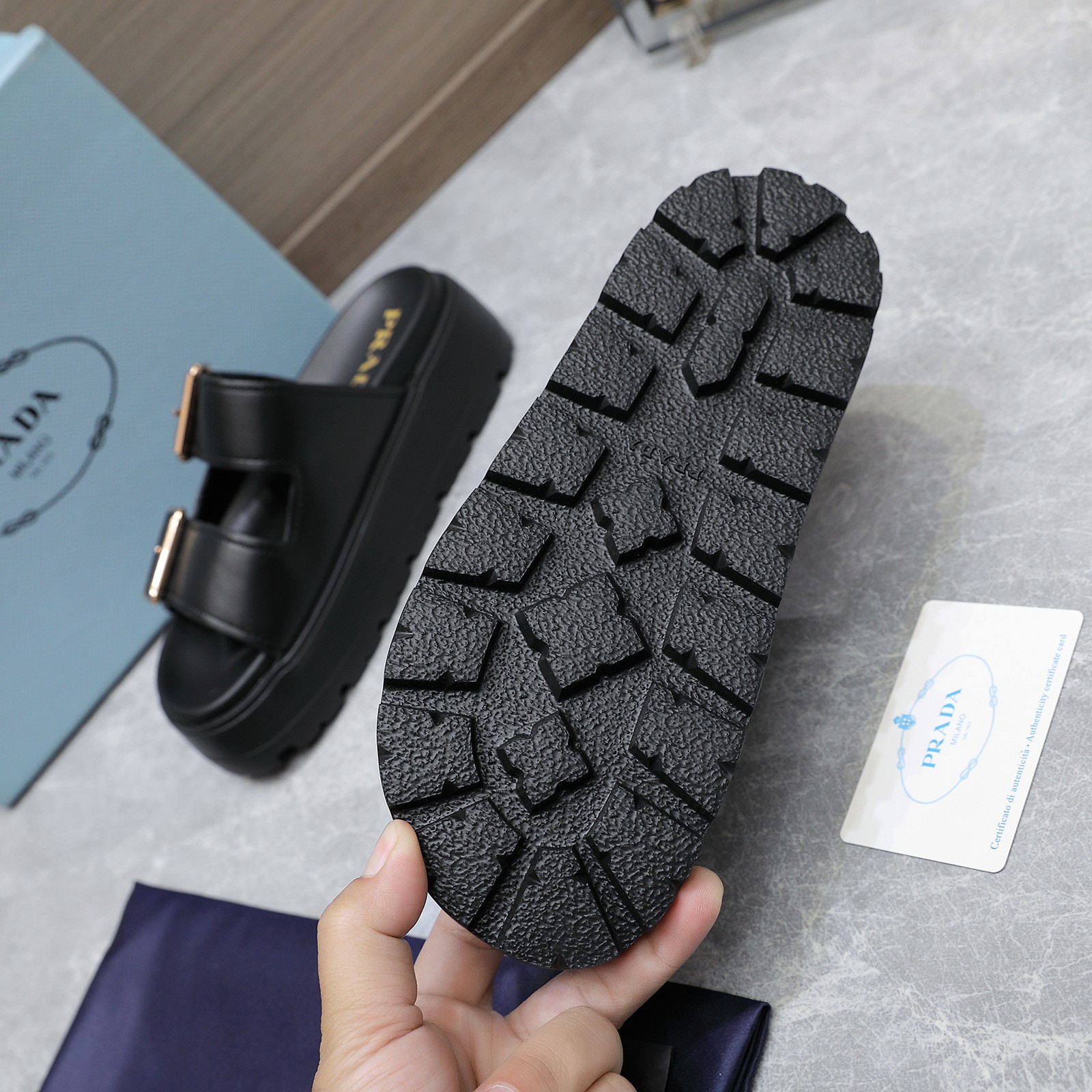 NO:259298,PRADA Prada 2025 Exclusive Edition Super popular Prada Prada thick-soled rubber slippers Two straps Velcro Retro and fashionable avant-garde wheel teeth 55mm thick-soled sole, the upper perfectly restores the original craftsmanship, and the classic slippers in triangle mark make the whole pair of shoes light and comfortable, full of vacation feel, bright colors to meet the variety of choices of fashionable people in different styles!  The iconic metal triangle logo is matched with the ancient beach sandals, and every design element is on the trendy point!  Fabric top layer cashmere size 35-41 (40 41 custom made without return) Price, slippers, prada, prada, sandals, slippers19860909PRADA普拉达 2025独家版本  超火爆 prada普拉达厚底橡胶拖鞋 两条带魔术贴 复古时髦前卫的轮齿55mm 厚底鞋底,鞋面完美还原原版工艺,三角标经典款拖鞋,让整双鞋轻便舒适,满满的渡假feel,鲜艳色彩 满足不同风格时髦人士的多种选择！ 标志性金属三角标搭配古沙滩凉鞋造型,每一个设计元素都踩在时髦点上！ 面料头层羊绒 码数35-41（40 41 定做不退换） 价格,拖鞋,prada,prada,sandals,slippers,Women's Shoes