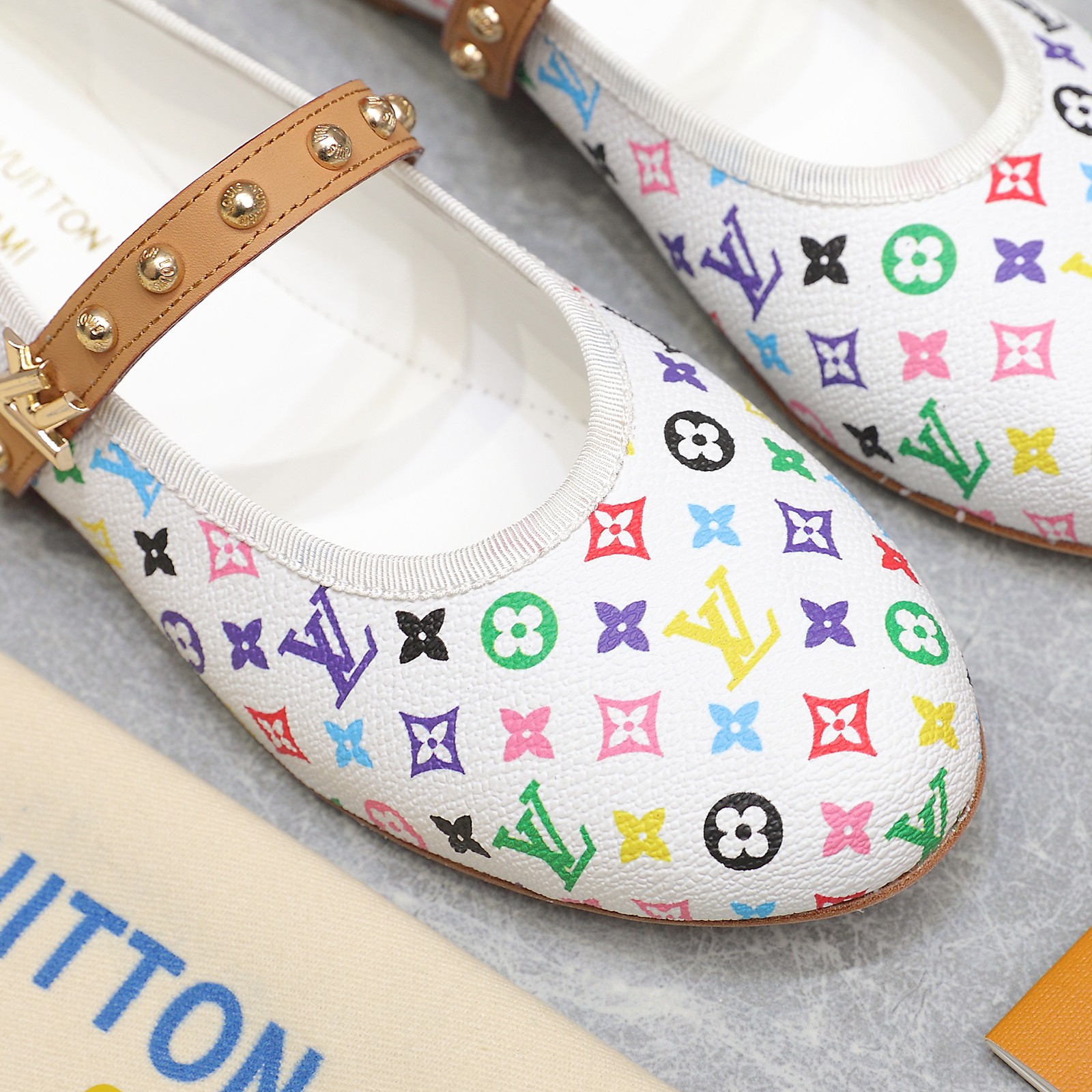 NO:259314,The highest version LV | Louis Vuitton 25 2025 New early spring model Top version is consistent with the original version, the counter focuses on the latest ROMY flat ballet shoes, hard goods are on the newest, purchasing level!  Full of high-end feeling!  A popular model from domestic and foreign bloggers, retro and fashionable, beautiful!  Official website main model★ ━━━━━ t ━━━━━━━━━━━━ High custom tannin cloth/lambskin/presby leather inner imported sheepskin outsole original Italian leather outsole Shoe size: 35-42 (customized by 41.42), ballet shoes, louis vuitton, louis vuitton, sheepskin, Leather soles19860909最高版本 LV | 路易威登 25 2025 早春新款 顶级版本原版一致 专柜主打最新款 ROMY平底芭蕾舞鞋 硬货上新 代购级别！高级感十足！国内外博主刷爆的一款,复古又时髦上脚美炸了！官网主推款★ ━━━━━ t ━━━━━ 鞋面高定制丹宁布/小羊皮/老花皮 内里进口羊皮里 大底原版意大利真皮大底 鞋码: 35-42（41.42定制）,芭蕾舞鞋,louis vuitton,louis vuitton,sheepskin,Leather soles,Women's Shoes