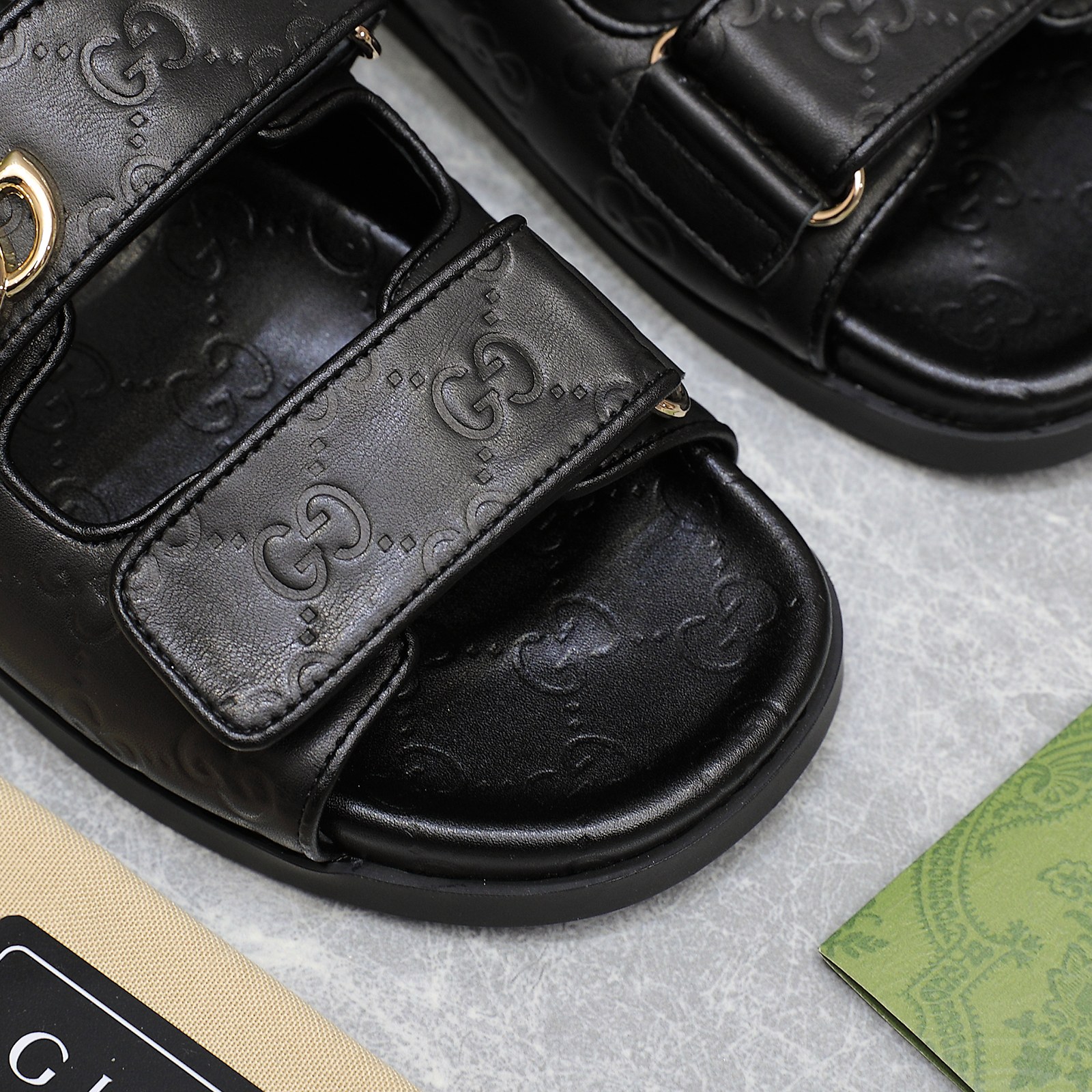 NO:259311,GUCCi high-end boutique 2025 Gucci Early Spring Series GG Crystal Diamond Clothing Velcro Double G G G Clothing Beach Slippers Sandals Top Purchase Quality!  The original version is replicated 1:1, and every detail has been carefully polished and carefully made. It can be compared with ZG, with the same quality as the ZG!  This lace-up shoe is made of classic GG fabric animal hair pattern fabric, and uses tulle, lace and crystal feminine details to show femininity, creating a stunning rejuvenation of works!  Original imported fabric, imported cowhide embossed inner lining/foot pad imported sheepskin lining heel 2.0CM thick sole, imported rubber sole, size for women 35-42 (4142 custom made, non-return and exchange) Packaging green original packaging Price, slippers sandals, gucci, gucci, sandals, slippers, cowhide, sheepskin19860909GUCCi高端精品 2025古驰早春系列GG水晶钻扣魔术贴双G G扣沙滩拖鞋凉鞋 顶级代购品质！原版1:1复刻,毎个细节皆经过精心打磨细腻制作.可与ZG对比如一,无二品质！ 这款后系带鞋由饰经典GG老花布织物 动物毛图案面料制作而成,以富有薄纱、蕾丝和水晶女性魅力细节展现女性气质的理念,打造令人惊艳的作品焕新演绎！ 面料原版进口头层牛皮压花 内里/垫脚进口羊皮里 鞋跟2.0CM厚底 大底模具进口橡胶底 尺码女35-42 (4142定做不退换） 包装绿色原版包装 价格,拖鞋凉鞋,gucci,gucci,sandals,slippers,cowhide,sheepskin,Women's Shoes