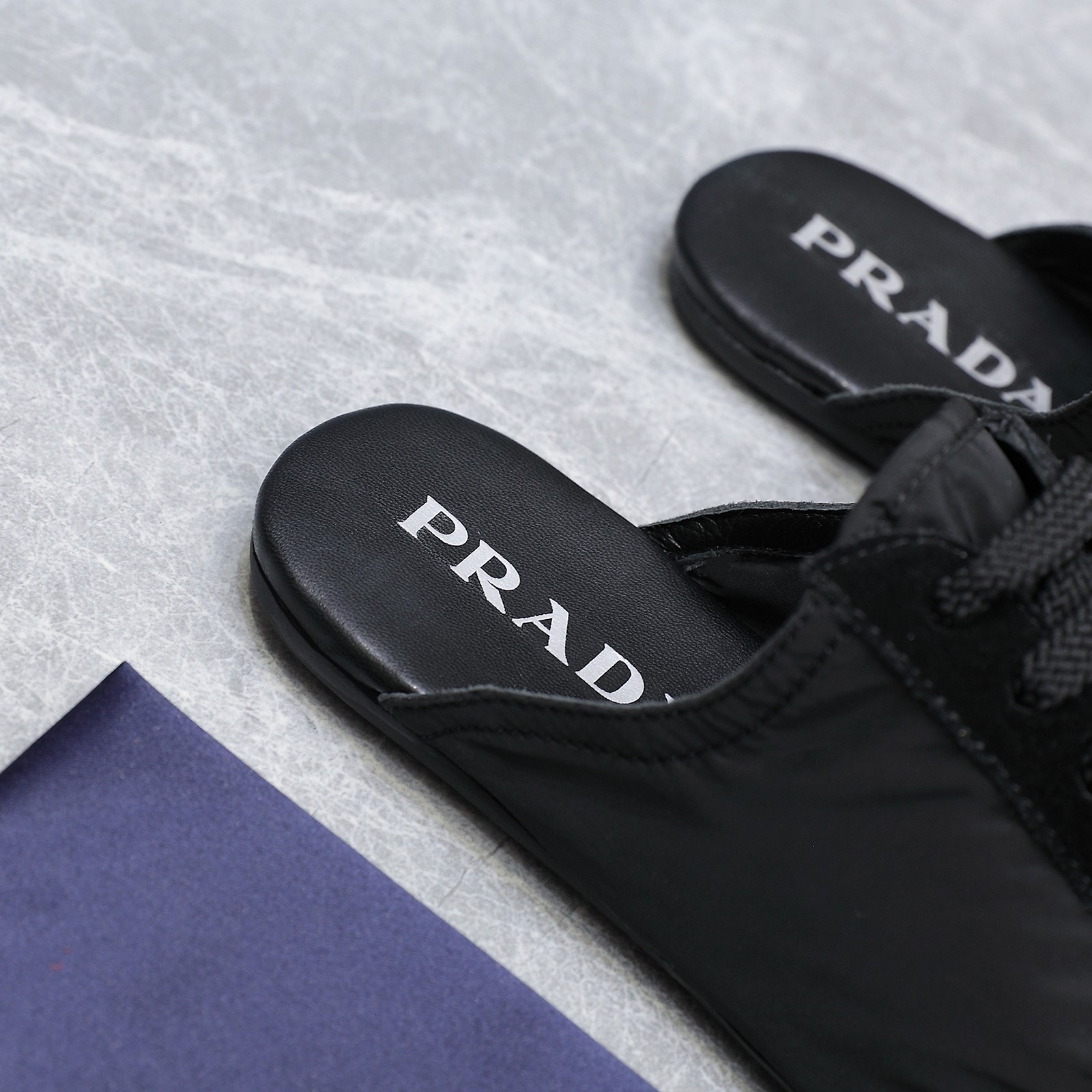 NO:259303,Market high-end couple model #Prada catwalk new German training shoes casual shoes with wide sole open mold TPU!  No rubber!  The suede on the upper has a textured texture, wrapped in sheepskin inside, soft and glutinous. The insole is thickened with lambskin, which is extremely comfortable to wear, supports and is wrapped well. The shoe shape is full of wrapping, and it is light and easy to wear, a practical casual shoe that looks tall and long legs!  White is clean and refreshing, needed all year round, and can be easily controlled with skirts and pants. Upper imported suede/original mold opening fabric, inner sheepskin, outsole TPU sole!  Different from cheap rubber bottoms on the market!  Size women 35-41 (female 40 41 custom made without return) Men 38-45 running volume and price slippers, semi-trails, prada, slippers, skirts, sheepskin, chamois leather19860909市场高版本 情侣款 #普拉达 走秀款轻便薄底新款德训鞋 休闲鞋 大底开模TPU！不做橡胶！鞋面麂皮有肌理感,内里羊皮包裹,软软糯糯的.鞋垫加厚小羊皮,踩上去无比舒适,有支撑感,又包裹得很好的感觉 鞋型包裹感十足,轻便好穿实用的一款休闲鞋,显高显大长腿！ 白色干净清爽,一年四季都需要,配裙子,裤子都能轻松驾驭  鞋面进口麂皮/原版开模布料 内里羊皮 大底TPU大底！区别市面廉价橡胶底！ Size女35-41（女40 41订做不退换） 男38-45  跑量价拖鞋单鞋,半拖,prada,slippers,skirts,sheepskin,chamois leather,Women's Shoes