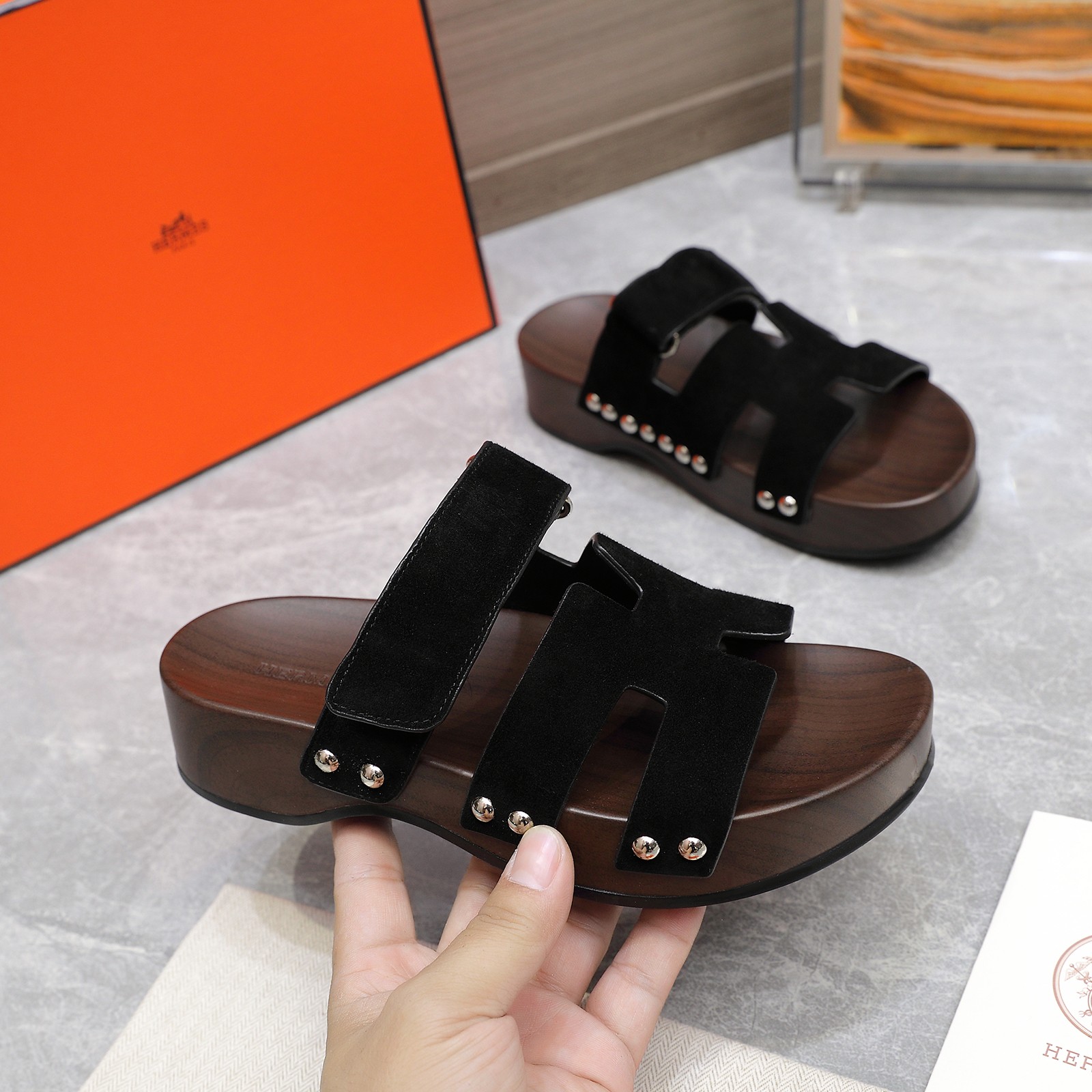NO:224279,New Herme* H Home New Hermes Kos Second-My uncle shoes H-shaped wooden sandal slippers ZP purchase, top-quality original quality, the highest version on the market, batch, imported upper, palm-paper cowhide leather/goat skin, mixed-bred sheepskin, original mold-opening sole. Get what you pay for, real materials, whether it is leather, last, sole, or craftsmanship, they are the same as ZP. The top-layer Napa cowhide leather cut geometric H-shaped upper exudes elegant charm. Paired with adjustable straps, suitable for different foot types, and feel comfortable to wear. Plated rivets are inlaid into the shoe body, elegant and rebellious. Black rubber inlaid with dark wooden sole, simple and smooth design, creating a comfortable and casual look. Size35-42 size (41 42 can be customized without return or exchange) Multi-color Heel height: about 4 cm with H full set of high-end packaging  basswood midsole, slippers, hermes, hermes, sandals, slippers, cowhide, sheepskin19860909上新Herme* H家新款爱马仕Kos二舅鞋H型木底凉鞋拖鞋 ZP购入,顶级原单品质,市面最高版本,批 鞋面进口头层手掌纹牛皮/山羊皮,垫脚混种羊皮,原版开模大底.一分钱一分货,真材实料,无论是皮料、楦型、鞋底、工艺,都跟ZP一致 头层纳帕牛皮裁切几何H型鞋面,散发优雅魅力.搭配可调节袢带,适合不同脚型,穿着倍感舒适.镀把铆钉镶进鞋身,优雅中带着叛逆的心.黑色橡胶嵌饰深色木质鞋底,设计简约流畅,打造舒适休闲造型.  Size35-42码（41 42可定制不退不换）  颜色多色  跟高:约4厘米  配H全套高端包装  椴木中底,拖鞋,hermes,hermes,sandals,slippers,cowhide,sheepskin,Women's Shoes