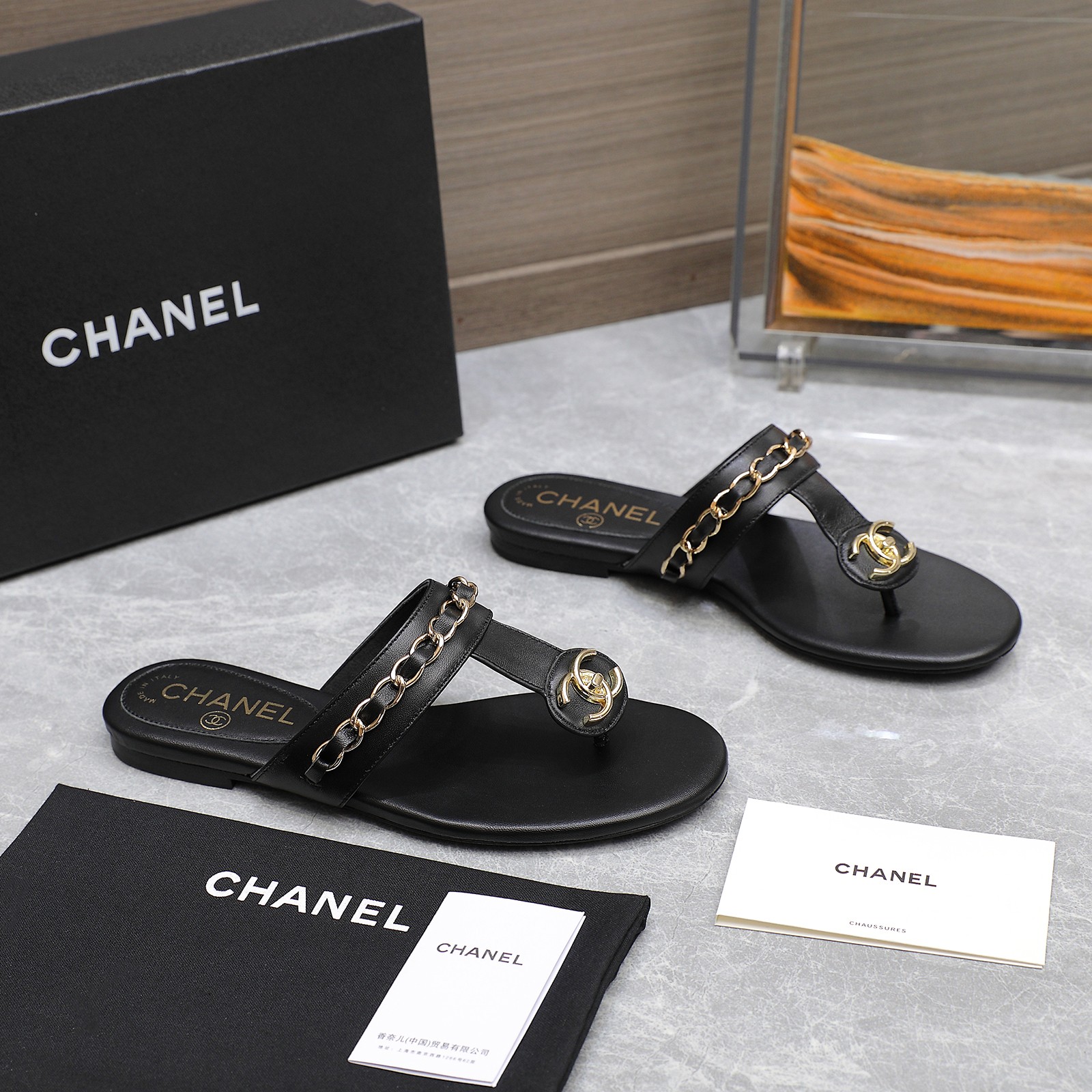 NO:228463,Chanel's new style of foot-clip slippers Handmade chains Double CC buckles Fabric: imported cowhide foot pads: sheepskin Outsole: genuine leather outsole Size: 35-42 (41 42 custom made without return) Price, split-toe shoes, chanel, slippers, cowhide, sheepskin, Leather soles19860909香奈儿新款夹脚指拖鞋 手工链条 双CC扣 面料:进口牛皮 垫脚内里:羊皮 大底:真皮大底 码数:35-42（41 42定做不退换） 价格,分趾鞋,chanel,slippers,cowhide,sheepskin,Leather soles,Women's Shoes