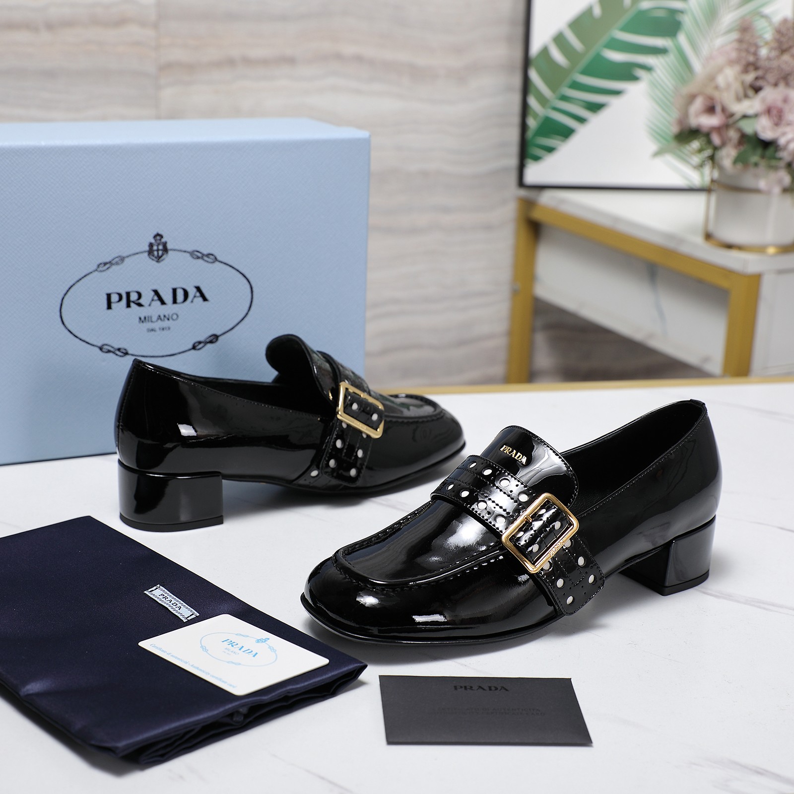 NO:228459,PRAD Prada 25 counter catwalk style thick heel square head Mary Jane single shoe series High custom ox patent leather imported inside water dyed sheepskin outsole original Italian leather outsole heel height 3.5cm: 35-40 (34.40.41 women's customization) Extreme cost-effectiveness, no bargaining, Mary Jane, prada, prada, mary jane, sheepskin, Leather soles19860909PRAD普拉达25 专柜走秀款粗跟方头玛丽珍单鞋系列 鞋面高定制牛漆皮 内里进口水染羊皮 大底原版意大利真皮大底 跟高3.5cm :35-40（34.40.41女定制） 极致性价比,不议价,玛丽珍,prada,prada,mary jane,sheepskin,Leather soles,Women's Shoes