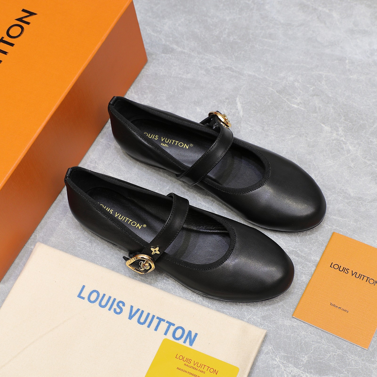 NO:259319,The highest version LV | Louis Vuitton 24 early spring new model, the top version is the same as the original version, the counter focuses on the latest model ROMY flat ballet shoes, hard goods are on the newest, purchasing level!  Full of high-end feeling!  A popular model from domestic and foreign bloggers, retro and fashionable, beautiful!  Official website main model★ ━━━━━ t ━━━━━━━━━━━━ High custom tannin cloth/lambskin/presby leather inner imported sheepskin outsole original Italian leather outsole Shoe size: 35-42 (customized by 41.42), ballet shoes, louis vuitton, louis vuitton, sheepskin, Leather soles19860909最高版本 LV | 路易威登 24  早春新款 顶级版本原版一致 专柜主打最新款 ROMY平底芭蕾舞鞋 硬货上新 代购级别！高级感十足！国内外博主刷爆的一款,复古又时髦上脚美炸了！官网主推款★ ━━━━━ t ━━━━━ 鞋面高定制丹宁布/小羊皮/老花皮 内里进口羊皮里 大底原版意大利真皮大底 鞋码: 35-42（41.42定制）,芭蕾舞鞋,louis vuitton,louis vuitton,sheepskin,Leather soles,Women's Shoes