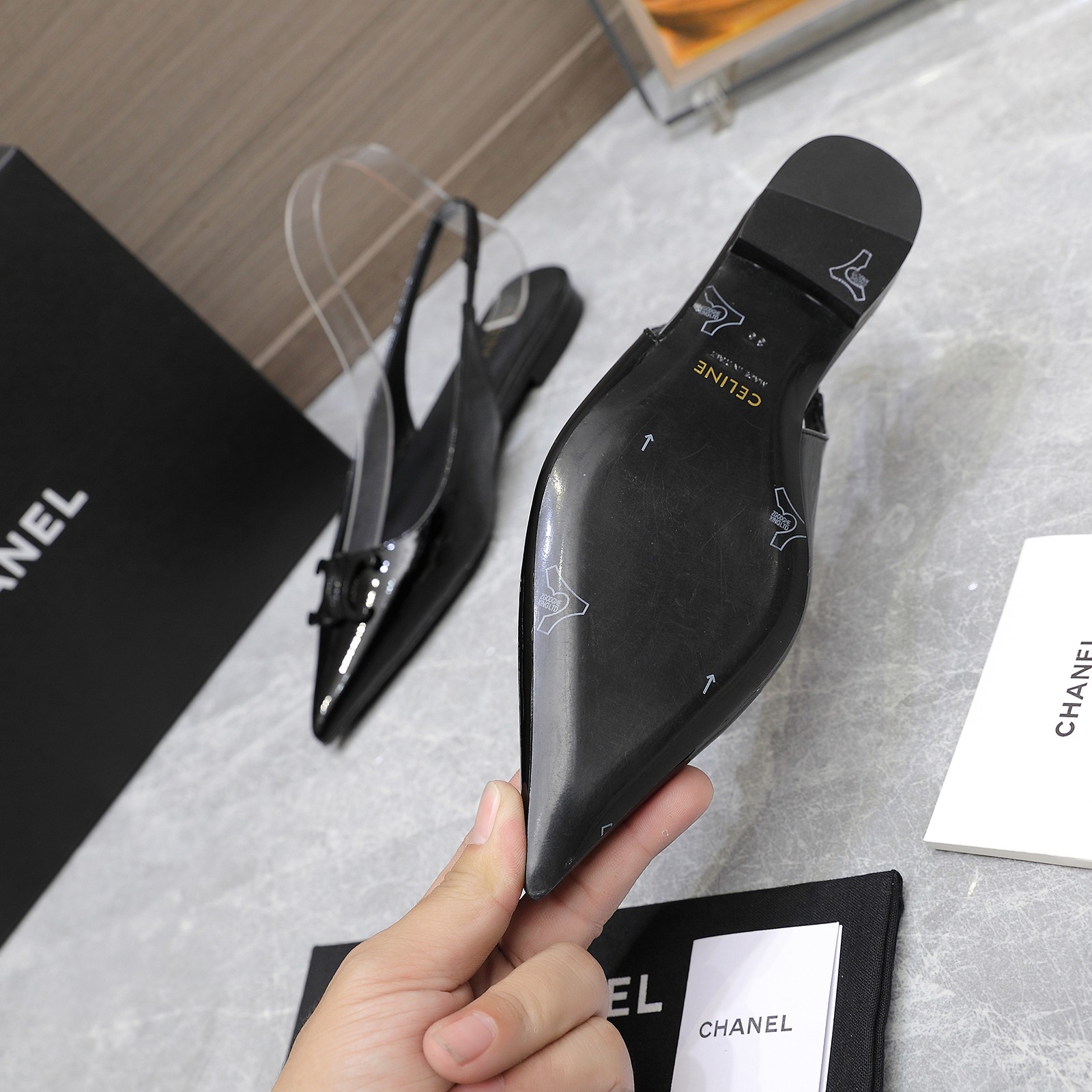 NO:265056,CELINE SELINE new Arc de Triomphe cat heel sandals for women metal buckles back empty toe high heels sexy and elegant pointed-toe shoes clean and neat. Increase the height and make the legs thin, whether worn alone or with wide-leg pants, high street and retro. Let’s make CELINE girls. Upper imported beaded beaded cowhide/thread cloth inner lining sheepskin inner lining original leather outsole Size#35-41 (41 42 customized no return) Price cloth leather surface, sandals, celine, celine, sandals, high heels, cowhide, sheepskin, Leather soles19860909CELINE思琳赛琳新款凯旋门猫跟凉鞋女金属扣后空包头高跟鞋性感气质尖头单鞋干净利落 增高显腿细,无论是单穿还是搭配阔腿裤,高街又复古 一起来做CELINE女孩 鞋面进口开边珠牛皮/螺纹布面 内里羊皮内里 大底原版真皮大底 Size#35-41（41 42订做不退换） 价格布面皮面,凉鞋,celine,celine,sandals,high heels,cowhide,sheepskin,Leather soles,Women's Shoes