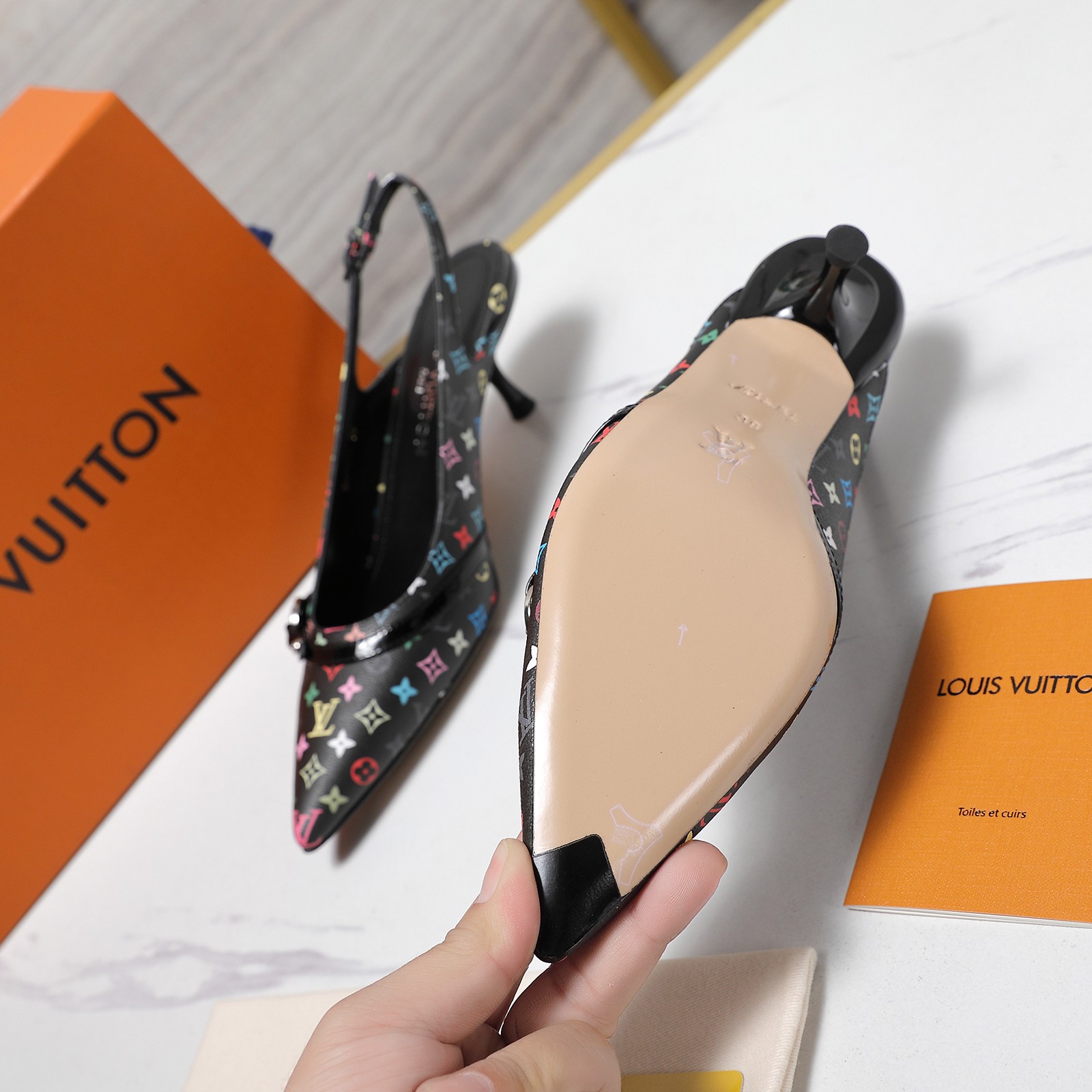 NO:260524,The highest version 2025 latest ZG new LV three-strip single shoes This Urban Twist women's shoes have a fashionable upgrade to the classic stiletto heels, with a smooth silk upper paired with a bright silver metal toe, engraved with the LV Circle logo, highlighting the Louis brand characteristics. Detailed feature surface imported toe layer cowhide, imported full-grain sheepskin inside, footbed imported full-grain sheepskin sole, outsole Italian genuine leather sole, packaging original packaging Size 35-42 (41.42 custom made without return) Factory running volume and price, sandals, christian louboutin, louis vuitton, sandals, high heels, cowhide, sheepskin19860909最高版本 2025最新ZG新款 LV三条带单鞋 此款Urban Twist女鞋对经典细高跟鞋型进行时尚升级,以柔滑的丝绸鞋面搭配亮眼的银色金属鞋头,刻有 LV Circle 标识,凸显路易品牌特质. 详细特征面进口头层牛皮 内里进口全粒面羊皮 垫脚进口全粒面羊皮底 大底意大利真皮鞋底 包装原版包装 尺码35-42（41.42定做不退换） 工厂跑量价,凉鞋,christian louboutin,louis vuitton,sandals,high heels,cowhide,sheepskin,Women's Shoes