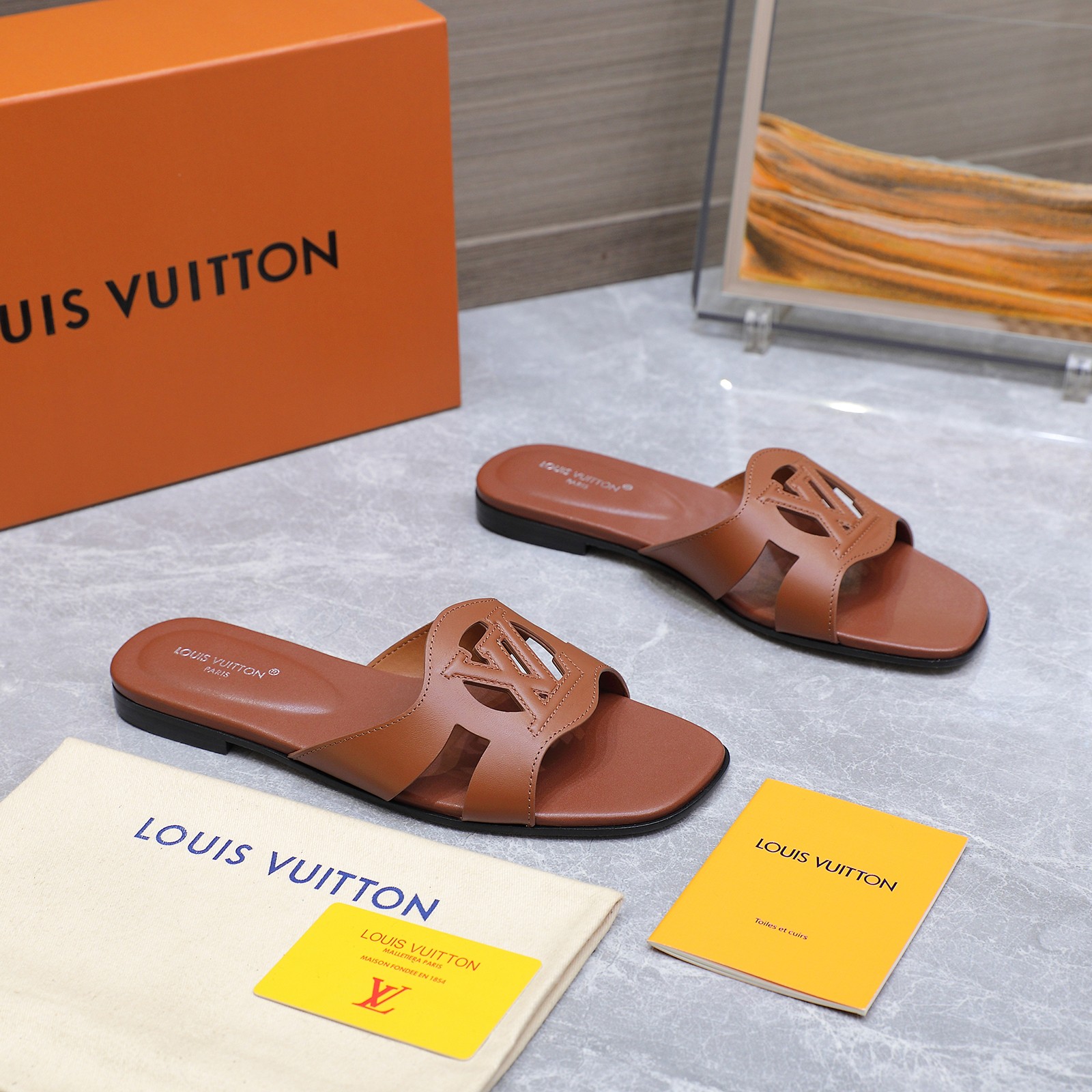 NO:438611,Top version LV new slippers Original molded bottom flower LV | Louis Vuitton 2025 new early autumn model Top version The counter is the latest model, hard goods are new, original molded embossed LOGO + full of handmade oil edges Purchase level!  Full of high-end feeling!  A popular model from domestic and foreign bloggers, retro and fashionable, beautiful!  Official website main model★ ━━━━━━ t ━━━━━━━━━ Material: Imported top layer cowhide Inner: Full sheepskin footbed Outsole: Original one-to-one genuine leather sole Heel high flat/5.5CM Shoe size: 35-42 (41.42 custom-made non-return and exchange) Run the volume and price, medium heel flat sole, slippers, louis vuitton, louis vuitton, slippers, cowhide, sheepskin19860909顶级版 LV 新款拖鞋 原版开模底花 LV | 路易威登  2025 早秋新款 顶级版本 专柜主打最新款 硬货上新 原版开模压花LOGO+手工油边满满的工艺 代购级别！高级感十足！国内外博主刷爆的一款,复古又时髦上脚美炸了！官网主推款★ ━━━━━ t ━━━━━ 材料:进口头层牛皮 内里:垫脚全羊皮 大底:原版一比一真皮的底 跟高平底/5.5CM 鞋码: 35-42(41.42定做不退换) 跑量价中跟平底全都,拖鞋,louis vuitton,louis vuitton,slippers,cowhide,sheepskin,Women's Shoes