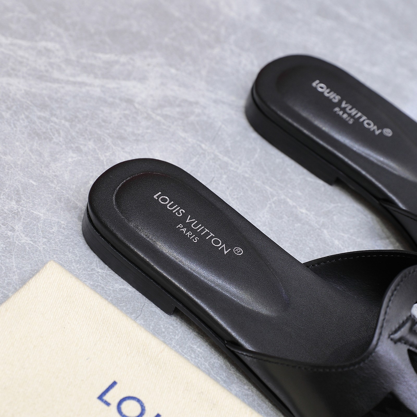 NO:260541,Top version LV new slippers Original molded bottom flower LV | Louis Vuitton 2025 early autumn new model Top version The counter is the latest model, hard goods are new, original molded embossed LOGO   handmade oil edge full of craftsmanship, purchasing level!  Full of high-end feeling!  A popular model from domestic and foreign bloggers, retro and fashionable, beautiful!  Official website main model★ ━━━━━━ t ━━━━━━━━━ Material: Imported top layer cowhide Inner: Full sheepskin footbed Outsole: Original one-to-one genuine leather sole Heel high flat/5.5CM Shoe size: 35-42 (41.42 custom made without return) Run the volume and price, medium heel flat sole, slippers, louis vuitton, louis vuitton, slippers, cowhide, sheepskin19860909顶级版 LV 新款拖鞋 原版开模底花 LV | 路易威登  2025 早秋新款 顶级版本 专柜主打最新款 硬货上新 原版开模压花LOGO 手工油边满满的工艺 代购级别！高级感十足！国内外博主刷爆的一款,复古又时髦上脚美炸了！官网主推款★ ━━━━━ t ━━━━━ 材料:进口头层牛皮 内里:垫脚全羊皮 大底:原版一比一真皮的底 跟高平底/5.5CM 鞋码: 35-42(41.42定做不退换) 跑量价中跟平底全都,拖鞋,louis vuitton,louis vuitton,slippers,cowhide,sheepskin,Women's Shoes