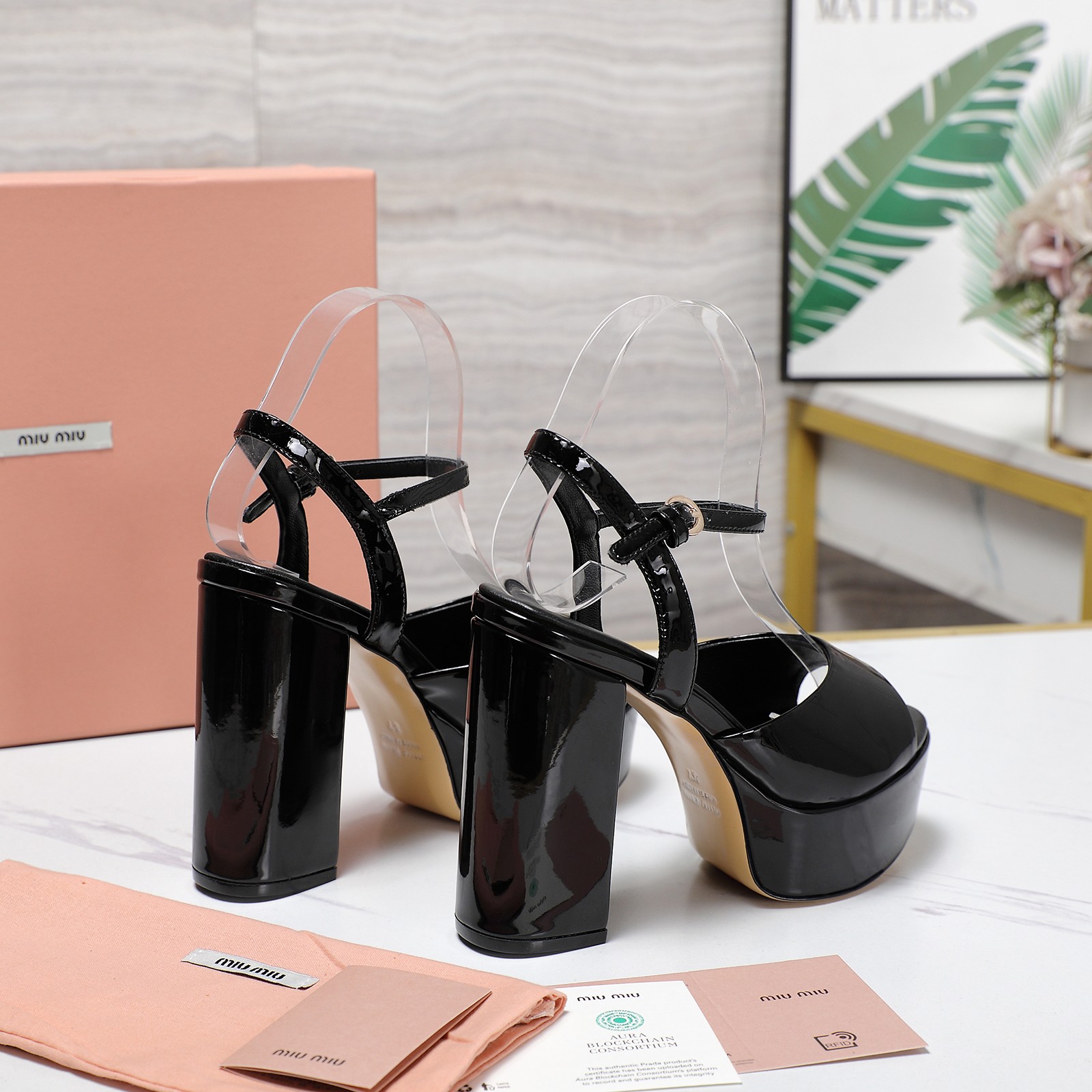 NO:260539,The original one-to-one replica top-level Miu Miu thick heel high-water table sandals. Miu Miu 25 spring and summer MIUMIU Roman sandals are really fascinating. At first glance, I took a look at this pair of miumiu's high heels, and the feet were really amazing~ The high heels that combine sexy and versatile, and the height is very suitable for me. I don't wear it. I definitely won't lose money on my hands!  Imported patent leather inner sheepskin midsole Italian leather outsole heel height 11.5CM water table 3.5CM size 35-42 (41 42 custom-made, no return or replacement), high heels, miumiu, sandals, high heels, sheepskin, Leather soles19860909原版一比一复刻顶级 Miu Miu 粗跟高水台凉鞋 缪缪25春夏MIUMIU罗马凉鞋真的美晕了 一眼看上miumiu这双高跟鞋,上脚果然更惊艳~ 集性感与于一体的高跟鞋,非常百搭,而且高度也太适合我了,穿着不累脚 绝对入手不亏的一双！ 面料进口漆皮 内里羊皮 中底意大利真皮大底 跟高11.5CM 水台3.5CM 码数35-42（41 42定制不退不换）,高跟鞋,miumiu,sandals,high heels,sheepskin,Leather soles,Women's Shoes