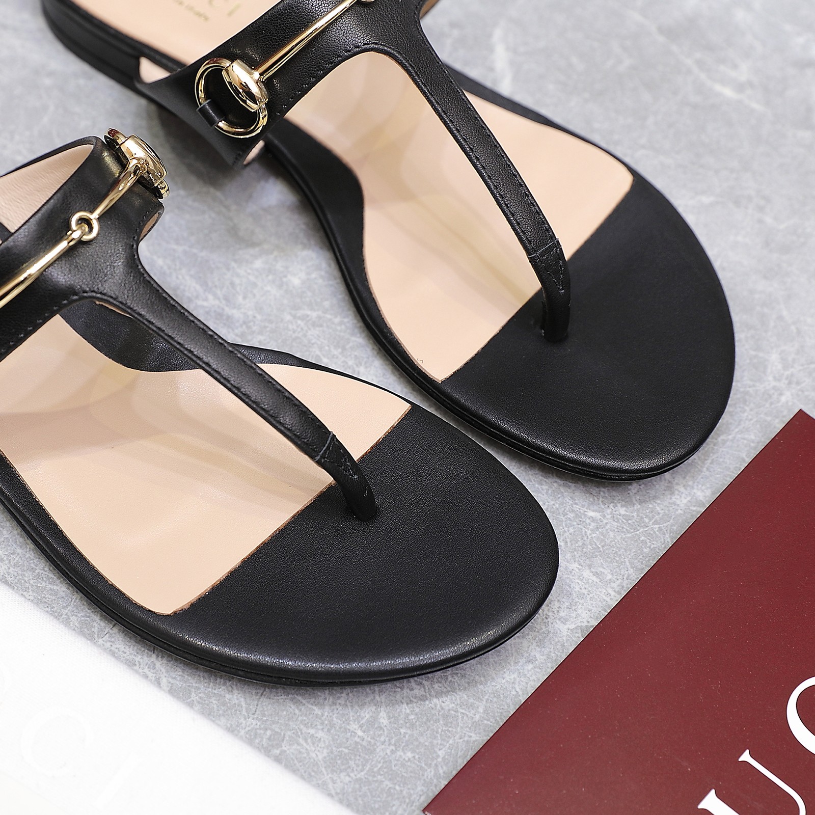 NO:416380,'Exclusive Top Version' Gucci Gu*chi 2025 Spring and Summer Latest Hot Flip Flops Series... [Round Flip Flip Flip Flip Flops] Latest Chain Buckle Original Single Quality Original European Style, the foot is perfectly worn with this shoe, elegant and elegant, crystal clear, no matter the material of various accessories, it is unique to home, and it must be made from the original version at zero distance. The entire series is full of exciting and unexpected elements, the quality of different materials, the texture of the skin and the material expression of the skin, and has a strong artistic atmosphere... Upper: imported cowhide + double G cloth Inner: Custom imported sheepskin Fighting: Custom imported sheepskin Outsole: imported Italian leather outsole Heel height: 1.5CM Packaging: original full package Size: 35-42 (41.42 Customized without return) Color: 6 colors are synchronized on the official website  Running volume and price, split toe shoes, gucci, slippers, cowhide, sheepskin, Leather soles19860909《独家顶级版本》 Gucci古*驰2025春夏最新爆款人字拖鞋系列……【圆头人字拖鞋】 最新链条扣 原单品质 原汁原味的欧式风格,上脚非常完美穿搭上配此鞋,优雅大方,晶莹剔透,无论种各配件材质,都是家独一比一定制,必到做原版零距离,整系个列都充了满令兴人奋意和外的元结素合,不同材的质,肌的理面的料表现,具有极的浓艺术气息…… 鞋面:进口牛皮+双G布 内里:定制进口羊皮 垫脚:定制进口羊皮 大底:进口意大利真皮大底 跟高:1.5CM 包装:原版全套包装 码数:35-42(41.42定制不退换) 颜色:官网同步6色出 跑量价,分趾鞋,gucci,slippers,cowhide,sheepskin,Leather soles,Women's Shoes