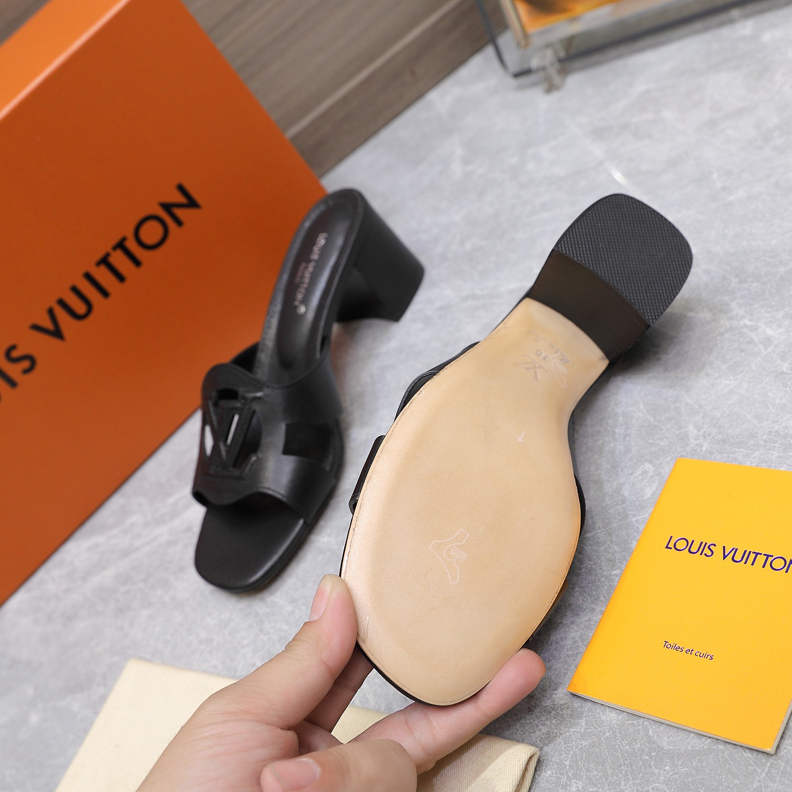 NO:416383,Top version LV new slippers Original molded bottom flower LV | Louis Vuitton 2025 new early autumn model Top version The counter is the latest model, hard goods are new, original molded embossed LOGO + full of handmade oil edges Purchase level!  Full of high-end feeling!  A popular model from domestic and foreign bloggers, retro and fashionable, beautiful!  Official website main model★ ━━━━━━ t ━━━━━━━━━ Material: Imported top layer cowhide Inner: Full sheepskin footbed Outsole: Original one-to-one genuine leather sole Heel high flat/5.5CM Shoe size: 35-42 (41.42 custom-made non-return and exchange) Run the volume and price, medium heel flat sole, slippers, louis vuitton, louis vuitton, slippers, cowhide, sheepskin19860909顶级版 LV 新款拖鞋 原版开模底花 LV | 路易威登  2025 早秋新款 顶级版本 专柜主打最新款 硬货上新 原版开模压花LOGO+手工油边满满的工艺 代购级别！高级感十足！国内外博主刷爆的一款,复古又时髦上脚美炸了！官网主推款★ ━━━━━ t ━━━━━ 材料:进口头层牛皮 内里:垫脚全羊皮 大底:原版一比一真皮的底 跟高平底/5.5CM 鞋码: 35-42(41.42定做不退换) 跑量价中跟平底全都,拖鞋,louis vuitton,louis vuitton,slippers,cowhide,sheepskin,Women's Shoes