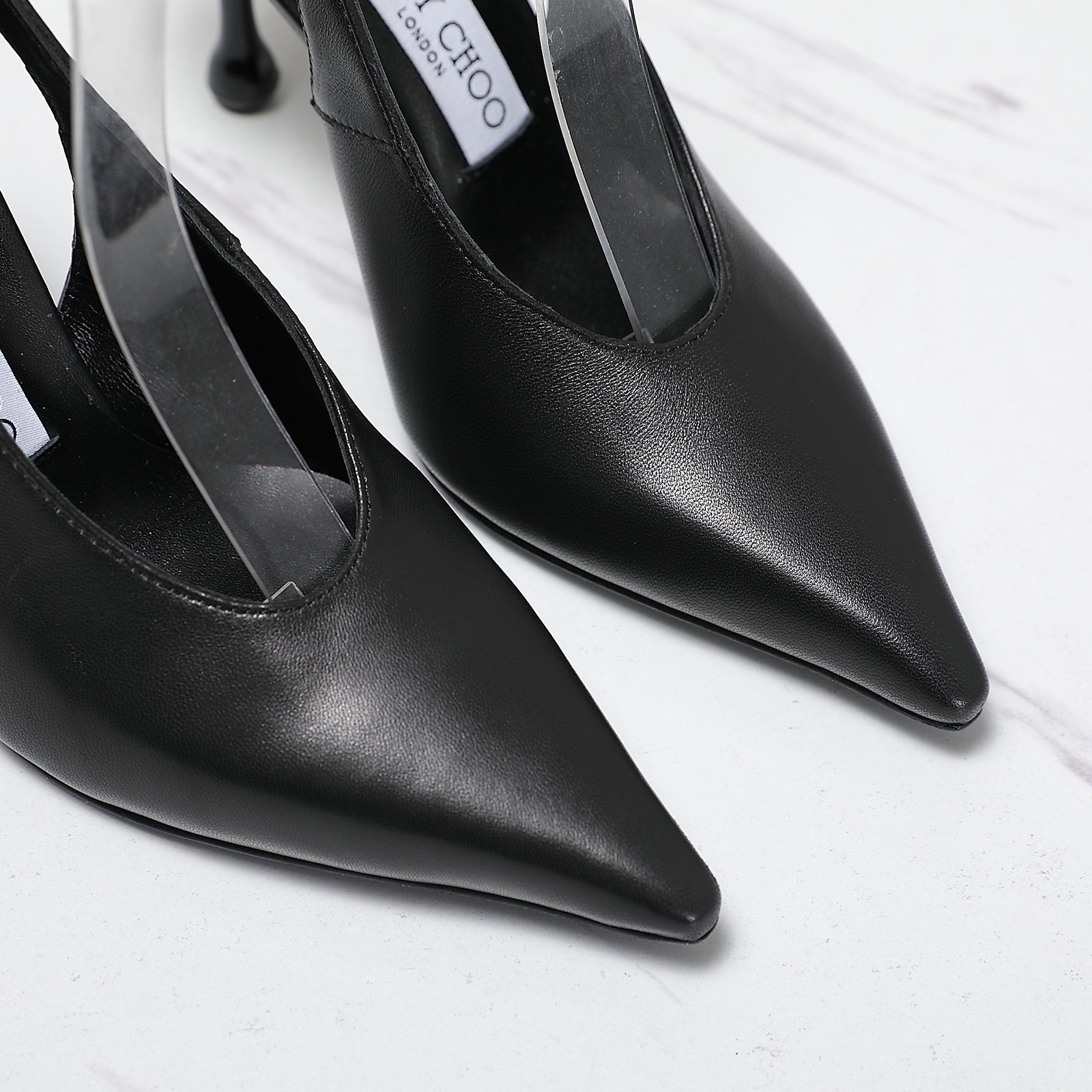 NO:438561,Jimmy Cho*o｜Jimmy * Week 25WF New Early Spring Product High-heeled Rear Sandals Our JC is as high-quality as ever, low-key and gorgeous, sexy and not ostentatious, this one is talking about. It looks so good on the feet. The shoe shape is a delicate style that everyone loves. It looks very slim. The entire curve of the side perfectly shows the curve of the foot. There are also spherical water droplets on the upper, which is simply irresistible. Go material The fabric is made of original custom material. The inner foot pads are all lambskin. Italian imported leather outsole. Heel height 9.5CM Size 35-42 size, high heels sandals, jimmy choo, jimmy choo, sandals, high heels, sheepskin, Leather soles19860909Jimmy Cho*o｜吉米*周25WF早春新品 高跟后空凉鞋 我们家JC一如既往品质优越 低调不失华丽 性感又不显张扬说的就是这款 上脚太好看了 鞋型是大家都爱的秀气款 非常非常显瘦 侧面整个弧度将脚部曲线完美展现  还有鞋面的球状水滴 简直让人欲罢不能 Go 材质 面料采用原版定制材质 内里垫脚均为小羊皮 意大利进口真皮大底 跟高9.5CM Size35-42码,高跟鞋凉鞋,jimmy choo,jimmy choo,sandals,high heels,sheepskin,Leather soles,Women's Shoes