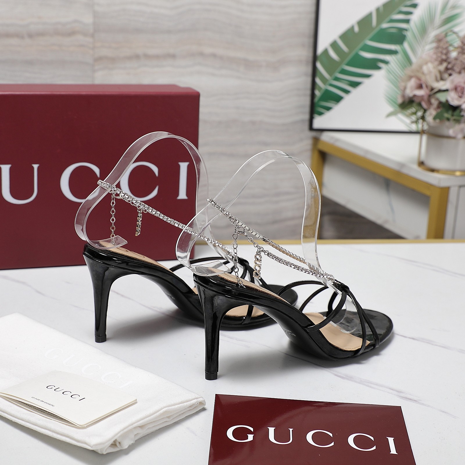 NO:416373,Gucci/Gucci 2025 Summer New Product Thin Heel Crystal Chain Sandals High Heel Letter Logo Pendant Chain Open-toe Elegant Temperament Sandals, Elementary Sweat Cabinet Elementary Style Original Cover Last High-end Quality This sandal is made of patent leather/metal leather and G cloth, embellishing the details of the crystal chain to reveal elegance. Gucci pendant adds exquisite logo charm to this classic but exquisite item Imported patent leather/metal leather/G cloth Original 1:1 Customized crystal chain Inner Sheepskin footrest Outsole Italian genuine leather outsole Heel height 8.5 cm Size 35-42 (404142 Order) Packaging Full set of Encore Red Original High-end Packaging Italian Creation, High Heels, Gucci, Sandals, high heels, sheepskin, Leather  soles19860909Gucci/古奇2025夏季新品细跟水晶链条凉鞋高跟字母Logo吊坠链条露趾优雅气质凉鞋,鞋柜必备款 原版套楦 高端品质 这款凉鞋采用漆皮/金属皮和G布制作,缀饰水晶链条细节,显露优雅气韵.Gucci字样吊坠为这款经典而不失精致的单品添注精美标识魅力 面料进口漆皮/金属皮/ G布 原版1:1定制水晶链条 内里 羊皮垫脚  大底意大利真皮大底 跟高8.5 cm 码数35-42(404142 订） 包装全套安可拉红色原版高端包装 意大利创作,高跟鞋凉鞋,gucci,sandals,high heels,sheepskin,Leather soles,Women's Shoes