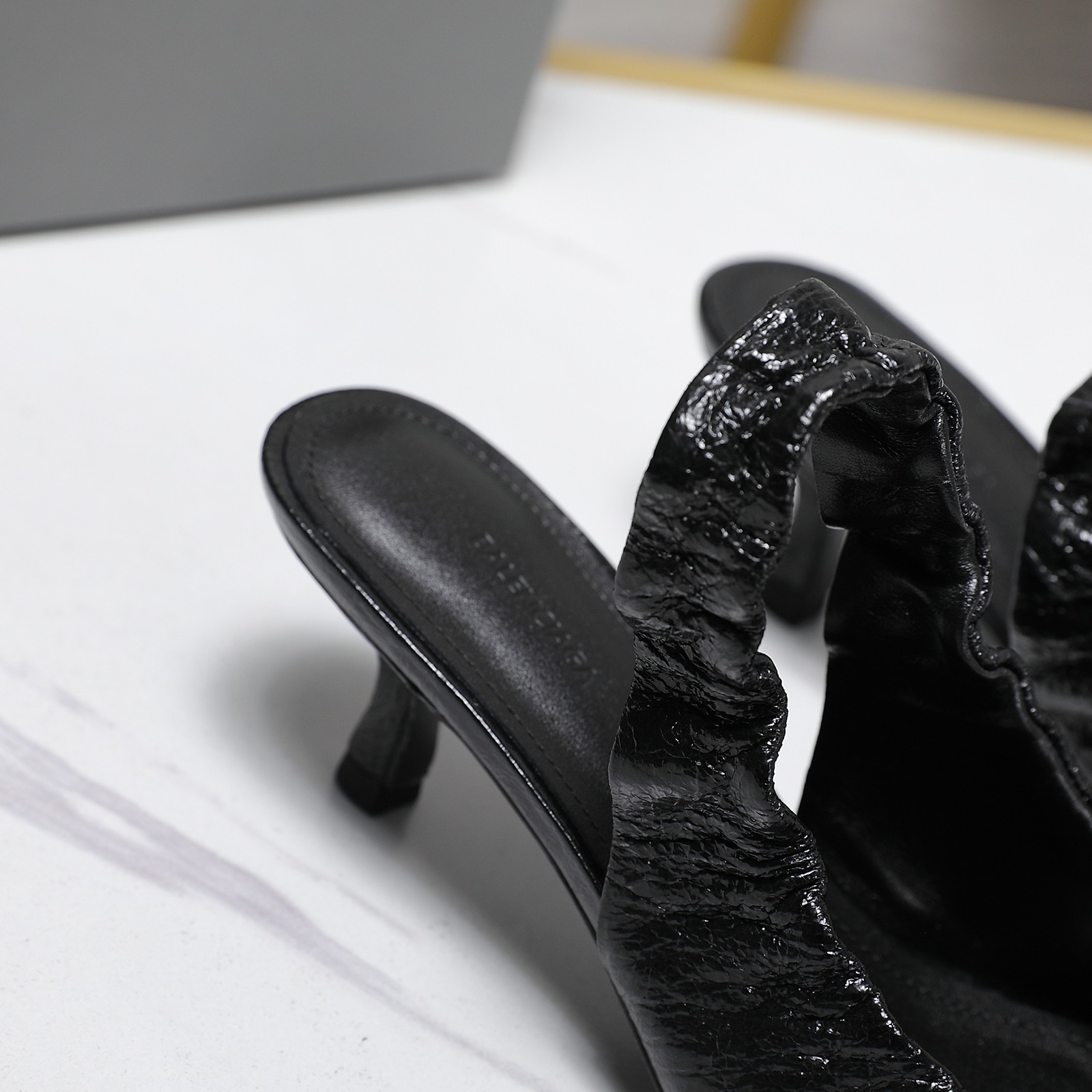 NO:787227,Balenciaga 2025 classic double B buckle series, grandly launched, new products on sale (customized models for show exclusives). 2025 official limited edition 'magnet box' holiday snowflake gift packaging package) brand new monochrome packaging box, eliminating the trouble of P pictures. Top version, exclusive first release.  The official brand new rubber band elastic cuff to tighten the upper, metal BB buckle spring and summer single shoes and sandals series classic generation Balenciaga double B buckle is grandly launched, the 'upgraded version' wrinkled sheepskin for the spring of 25 years. ———————————— 25SS first generation BB metal logo + Muller round tail/ The latest flexible wrinkled sheepskin material on the market, round tail Muller shoes, Muller sandals. It is a hot commodity all over the world, and a standard accessory for fashion bloggers and Internet celebrities!  It cost tens of thousands of yuan to reproduce, disassemble and develop the original version!  After months of repeated testing, the most perfect pair of versatile and beautiful shoes is finally presented. The original version was purchased and disassembled from the counter. The name of the series makes it feel 'lethal'. There are two super ones, one is a super slender pointed toe; the other is super comfortable and soft fabric that closes the feet. The elasticated collar and back bag make you look like a cool girl who is not easy to mess with at a glance!  The new product's tough silhouette and pointed toe double B buckle are perfectly reproduced, and are made from Hong Kong-grade original shoes. The curvature of the pointed toe is designed according to the original version. The toe is Balenciaga's first-generation BB buckle logo, and the high-heeled round-tail shoes will make you become a goddess!  The logo double B is made of pure copper hardware and has a high degree of sparkle. The original fabric is one-to-one customized soft wrinkled sheepskin fabric. Every stitch and thread is customized according to the official limited edition.  The unique essence of the B family, the toe is pointed and long, and the classic iconic logo will never go out of style. There are 10,000 reasons for little fairies to buy it. It is simply too handsome. The outsole is made of high-quality raw-color cowhide leather (note that the triangle position of the toe tip of the outsole of this shoe shipped by our factory is an injection molding process, so it is referred to as: original injection molding outsole.) The lining and foot pads are made of specially made sheep leather, with smooth and beautiful appearance lines. It is a must-have for cool girls and trendy fashionistas.  As we all know, Balenciaga shoes are always unique and easy to wear, and come in a variety of materials and styles, giving our sexy beauties from all walks of life a greater choice of matching options!  The latest new products in 2025, the major Internet celebrities in the fashion circle are working hard to cultivate styles. Hot on the whole ins!  Another hot model that dominates the fashion circles around the world. The heel height is 5CM. The outsole is made of Italian leather. Price, high heels, balenciaga, balenciaga, sandals, high heels, cowhide, sheepskin, Leather soles19860909Balenciaga 2025经典双B扣系列,隆重上市,新品发售（秀场专卖订制款). 2025官方限量版“磁铁盒”节日雪花礼品包装配套）全新单色包装盒,省去P图烦恼 顶级版本,独家首发. 官方全新橡皮筋松紧束口收脚鞋面,金属BB扣春夏单鞋凉鞋系列经典一代巴黎世家双B饰扣隆重上市,25年开春“升级版”皱纹羊皮制作.  ————————————  25SS第一代BB金属标志+穆勒圆尾/ 市面最新柔性皱纹羊皮材料,圆尾穆勒单鞋、穆勒凉鞋.火足全世界的抢手货,时尚博主、网红的标配！耗费万元原版复刻拆卸开发！历经数月反复侧试,终将最完美的一款百搭好穿美鞋呈现. 专柜原版原版购入拆制,一听系列名称就很有“杀伤力”的感觉,有两个超级,一个是超级细长尖头；另一个是超级舒适收脚柔软的面料.松紧束鞋口与后包,一眼望去就是一个不好惹的Coolgirl！新品硬朗廓形与尖头双B扣完美复刻,香港代购级原版鞋开制.尖头的弧度都是按原版设计的. 鞋头是巴黎世家的第一代BB扣标志,高跟圆尾单鞋让您情不自禁化身女神！标志双B为纯铜五金制作,闪耀度极高.面料原版一比一定制柔软皱纹羊皮面料.每针每线、都按官方限量定制. B家独特精髓,鞋头又尖又长显洋气,经典的标志性Logo永不过时,小仙女们一万个要入手的理由,简直太帅了.大底采用高真原色牛皮底(认准本厂出货的此款鞋大底鞋头尖三角位置为注塑工艺,故简称为:原版注塑大底.)  内里和垫脚为意制绵羊皮,外观线条流畅优美,酷妹时髦精必入潮款.  众所周知,巴黎世家鞋子永远都是有个性又好穿,并且多种材质款式,让我们性感的各界美女增加了更大的搭配选择空间！2025最新新品,时尚圈内各大网红明星又在拼命种草的款式.火爆整个ins！又是一个霸屏世界各地时尚圈的爆款 跟高5CM 大底意大利真皮大底 价格,高跟鞋,balenciaga,balenciaga,sandals,high heels,cowhide,sheepskin,Leather soles,Women's Shoes