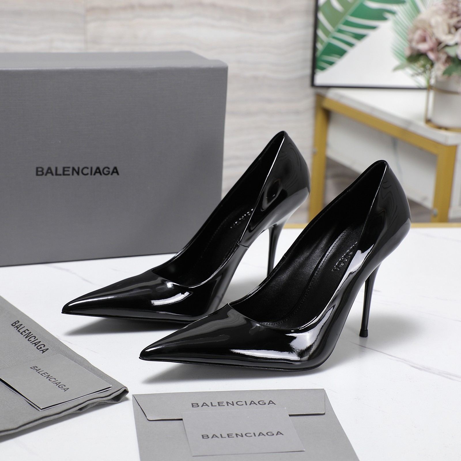 NO:787230,Purchasing agent grade BALENCIA*GA Paris*GA 25ss pointed toe high heels single shoes The highest version in the market Absolute original development Developed by purchasing the original British version Specially customized imported patent leather Imported sheepskin lining to ensure foot comfort  The material and manufacturing process are the same as the original!  !  Size#34-42 (40 41 42 customized, non-refundable), high heels, balenciaga, high heels, sheepskin, Leather soles19860909代购级 BALENCIA*GA 巴黎*世家 25ss 尖头 高跟鞋 单鞋 市场最高版本 绝对原版开发 英原版购入对照开发 特殊定制进口漆皮 进口羊皮做内里确保脚感舒适度 模具酒杯跟 意大利进口烤漆真皮大底 最特别之处就是内置的腰线水台设计 使整双鞋看上去线条非常优美 “里面先做一对单鞋 再用面料整双包裹” 确保所有的用料 材质 与制造工艺 原版一致！！ Size#34-42（40 41 42定做不退换）,高跟鞋,balenciaga,high heels,sheepskin,Leather soles,Women's Shoes