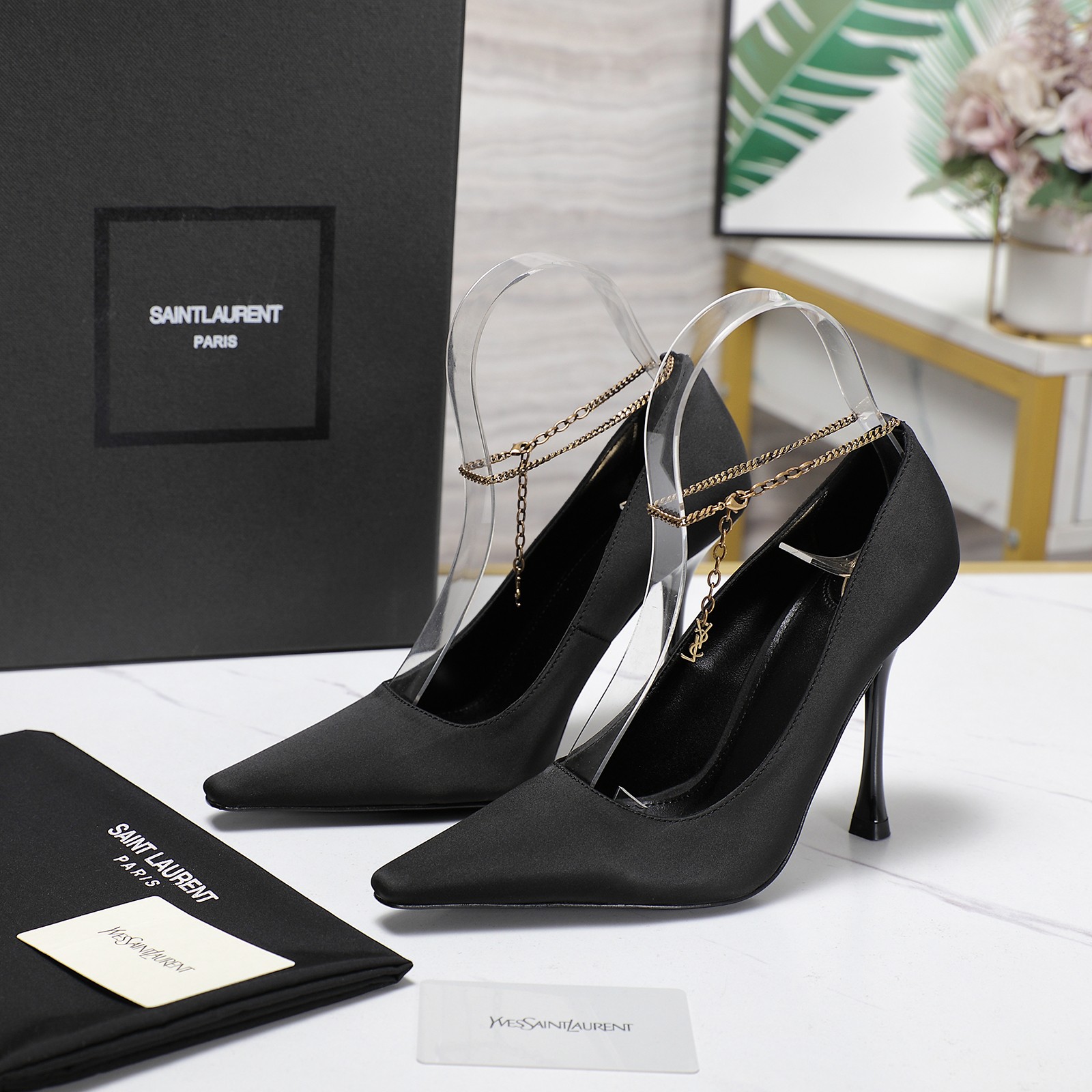 NO:787218,Top-quality Saint Laurent / Saint Laurent stiletto shoes. YSL sister's beautiful high-heeled shoes. They are the same style as Saint Laurent Rose. The small square toe. The high-heeled shoes are very good at modifying the foot shape. The luxurious metal chain. In recent years, SLP has become more and more understanding of women in high-heeled shoes. The embarrassing design impression of the waterproof platform model has been eliminated. YSL's beautiful high-heeled shoes. The upper is imported silk. The sole is genuine leather. The heel height is about 10.5cm.  Size 35-39 (40, 41 customization is non-refundable and non-exchangeable) Price, high heels, loro piana, saint laurent, saint laurent, saint laurent, high heels, real silk, Leather soles19860909顶级品质 Saint Laurent / 圣罗兰细跟单鞋 YSL姐姐的美丽尤物高跟鞋 又是人间圣罗兰 Rose同款的小方头 高跟鞋化很好修饰脚型,奢华金属链 这几年SLP是在高跟鞋越来越懂女人了 朝摒奔了防水台款的尴尬设计印象ysl绝美高跟鞋 鞋面进口真丝 鞋底真皮大底 跟高约10.5cm 尺码35-39（40,41定制不退不换） 价格,高跟鞋,loro piana,saint laurent,saint laurent,saint laurent,high heels,real silk,Leather soles,Women's Shoes