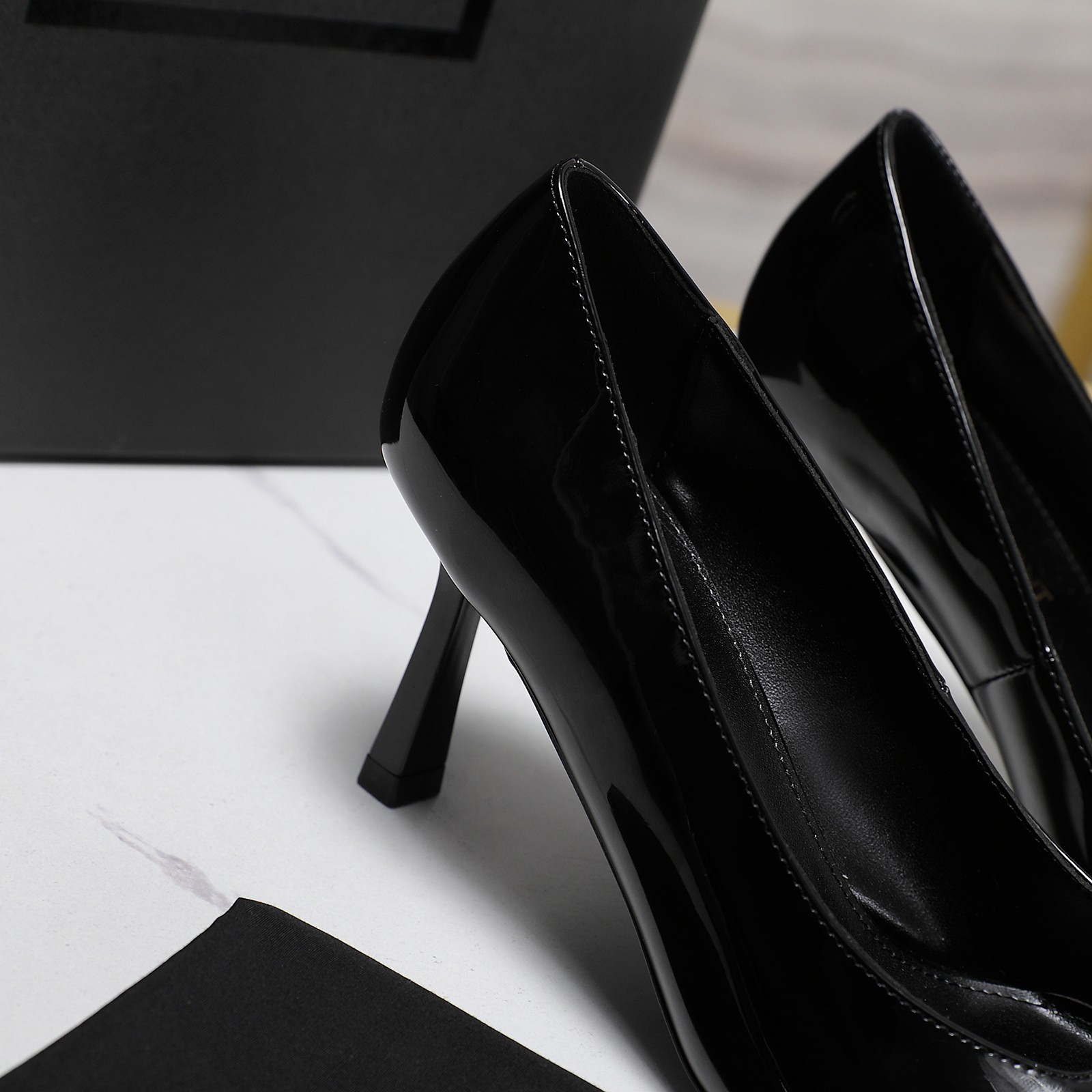 NO:787220,Top original 1:1 YSL Yves Saint Laurent SS new product metal toe elegant high-heeled sandals New spring and summer series high-heeled sandals with square buckles!  Pointed-toe high-heeled slippers, how can we miss a pair of fairy shoes in the light summer? It matches with various small skirts, and it doesn't matter the shape of the feet at all. The transparent diamonds show a illusion under the light. It is really beautiful. Fabric patent leather, cowhide leather outsole. Size 35-40 (40, customized). Heel height 7.5cm. Price, high heels, saint laurent, saint laurent, sandals, high  heels,slippers,skirts,cowhide,Leather soles19860909顶级原版1:1 YSL 圣罗兰 SS新品 金属头优雅大气高跟凉鞋 全新春夏系列后带方扣高跟凉鞋 ！ 尖头高跟拖鞋淡淡的夏日里怎么少得了一双仙女鞋 各种小裙子搭配起来 完全不挑脚型哦 通透的闪钻在光线的照耀下呈现幻彩 真的美的过分 面料漆皮,牛皮 大底真皮大底 码数35-40（40、定制） 跟高7.5cm 价格,高跟鞋,saint laurent,saint laurent,sandals,high heels,slippers,skirts,cowhide,Leather soles,Women's Shoes