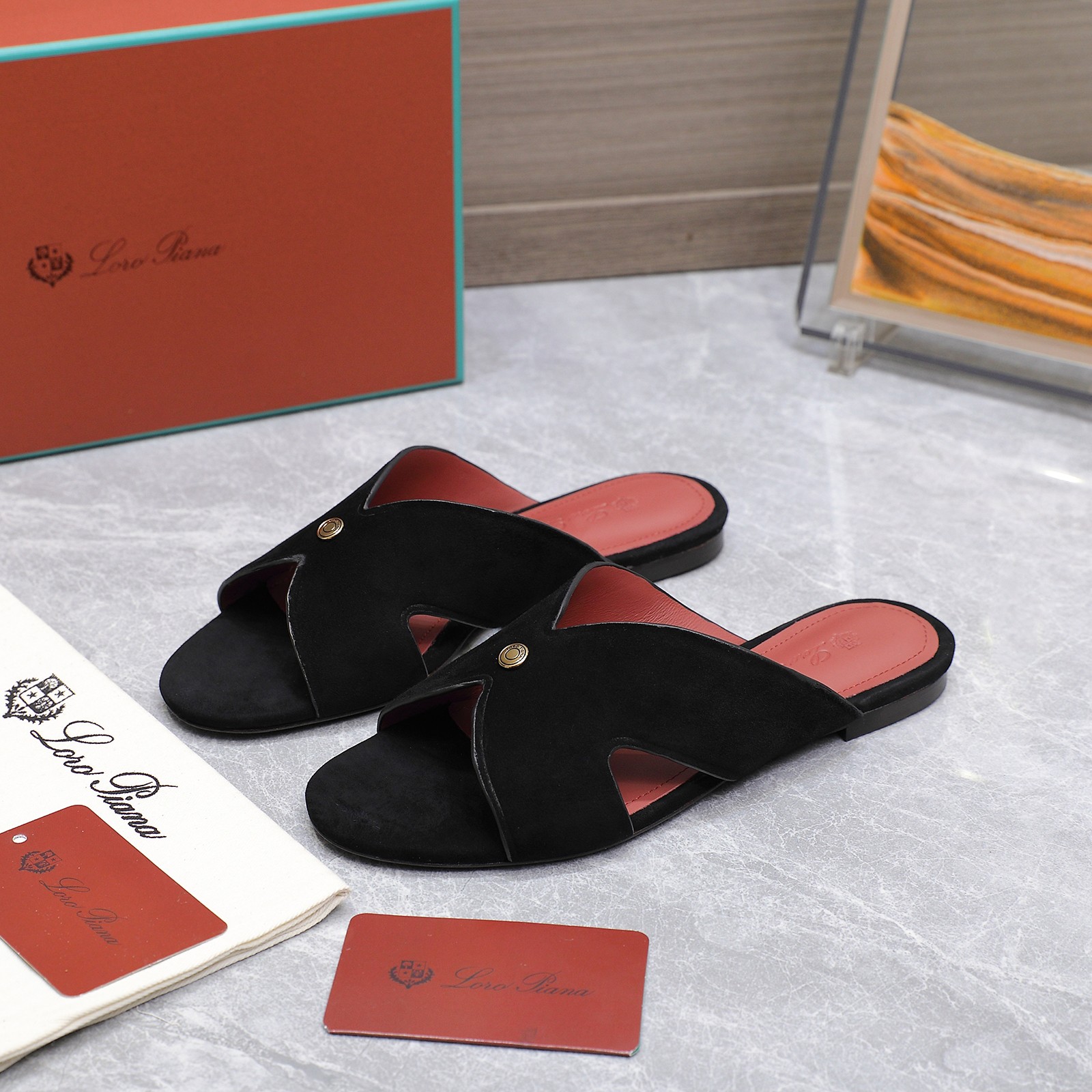 NO:416403,High version (mainly 9 colors) 2025 official website LP new product is available for sale Loro Piana (the same style and slippers on the official website | made of Wish cowhide fabric | upper is made of high-quality top layer cowhide | footbed, footbed sheepskin, all-round one-to-one recovery counter process flow | high process flow | imported genuine leather sole from Italy Original craft sole | heel height 1.5cm / definitely not ordinary heavy rubber sole on the market Size35-42 size (41.42 customization) Super hot, slippers, loro piga, loro piga, slippers, cowhide, sheepskin19860909高版本(主打9色) 2025官网 LP新品发售Loro Piana(官网同款同款拖鞋｜采用 Wish 牛皮面料制作｜鞋面采用优质头层牛皮｜垫脚,垫脚羊皮,全方位一比一复原专柜工艺流程｜高工艺工艺流程｜意大利进口真皮底 原版工艺大底｜跟高1.5cm /绝非市面普通笨重胶底 Size35-42码（41.42定制） 超级超级火爆,拖鞋,loro piana,loro piana,slippers,cowhide,sheepskin,Women's Shoes