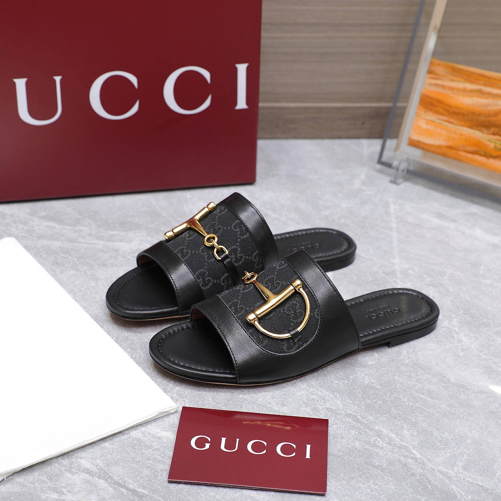 NO:392108,The highest version GUCCi2025 latest D-shaped chain buckle slipper series Original one-to-one Tips on tiptoe craftsmanship is the same as the original medium-heeled slippers sandals The latest D-buckle is made as the brand's iconic symbol to create a stunning new interpretation of the work!  Imported fabric top layer cowhide, imported cowhide, high flat sole, outsole, Italian leather outsole, size 35-42 (41 42 custom made, no return or exchange) Price, slippers, gucci, sandals, slippers, cowhide, Leather soles19860909最高版本 GUCCi2025最新D字链条扣拖鞋系列 原版一比一 踮脚工艺同原版一样 中跟拖鞋 凉鞋 配最新D扣作为品牌的标志性象征制作而成打造令人惊艳的作品焕新演绎！ 面料进口头层牛皮 内里进口牛皮 跟高平底 大底意大利真皮大底 尺码35-42（41 42定做不退换） 跑量价,拖鞋,gucci,sandals,slippers,cowhide,Leather soles,Women's Shoes