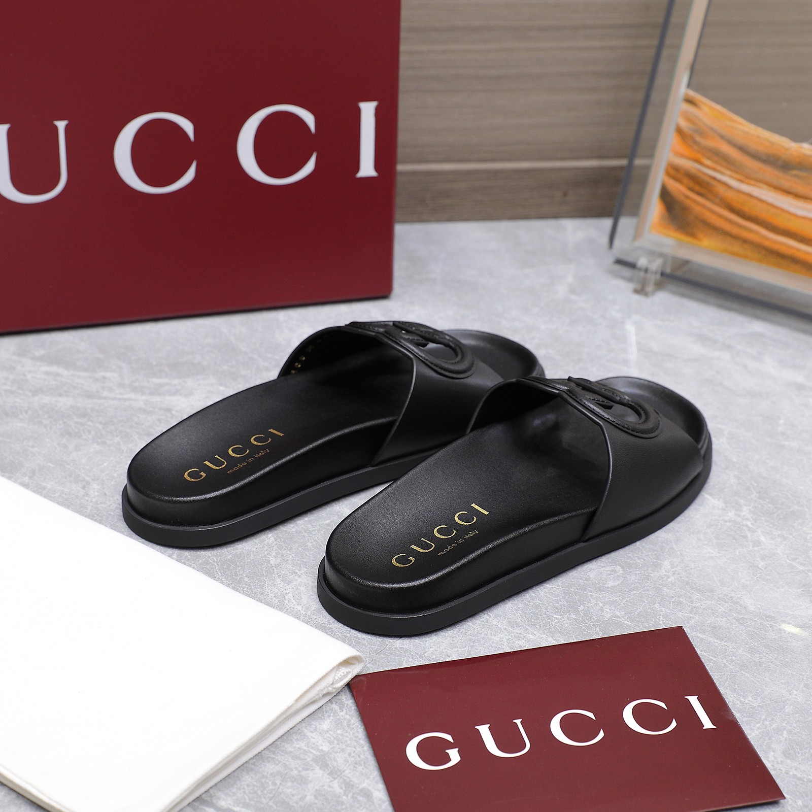 NO:265061,GUCCi high-end boutique 2025 Gucci Midsummer Series New Gold Anchor Chain Beach Sandals and Slippers Top Purchase Quality!  The original version is 1:1 replica, the upper glue pressing process, the protruding logo highlights the brand's charm. Every detail has been carefully polished and carefully made. It can be compared with ZG, with the same quality!  As an iconic design in the 1960s, the design of the anchor chain is inspired by the prosperous and dazzling world of cruise ships. This slipper is made of flexible imported oil wax leather, and the details are elegant and charming. Original custom imported cowhide, inner lining/foot pad imported sheepskin lining heel 2.0CM thick sole outsole Italian genuine leather sole/wear-resistant rubber sole Size women 35-41 (for women 4041 custom made without return) Packaging full set of green original packaging Price, slippers, gucci, gucci, sandals, slippers, cowhide, sheepskin19860909GUCCi高端精品 2025古驰仲夏系列新品金色船锚链沙滩凉鞋拖鞋顶级代购品质！原版1:1复刻,鞋面压胶工艺 凸出logo彰显品牌魅力毎个细节皆经过精心打磨细腻制作.可与ZG对比如一,无二品质！ 作为20世纪60年代的标志性设计,船锚链的设计灵感源自繁华璀璨的游船世界.这款拖鞋采用柔韧进口油蜡皮匠心打造,考就细节流露优雅韵致. 面料原版定制进口牛皮 内里/垫脚进口羊皮里 鞋跟2.0CM厚底 大底意大利真皮底/耐磨橡胶底 尺码女35-41 (女4041定做不退换） 包装全套绿色原包装 价格,拖鞋,gucci,gucci,sandals,slippers,cowhide,sheepskin,Women's Shoes