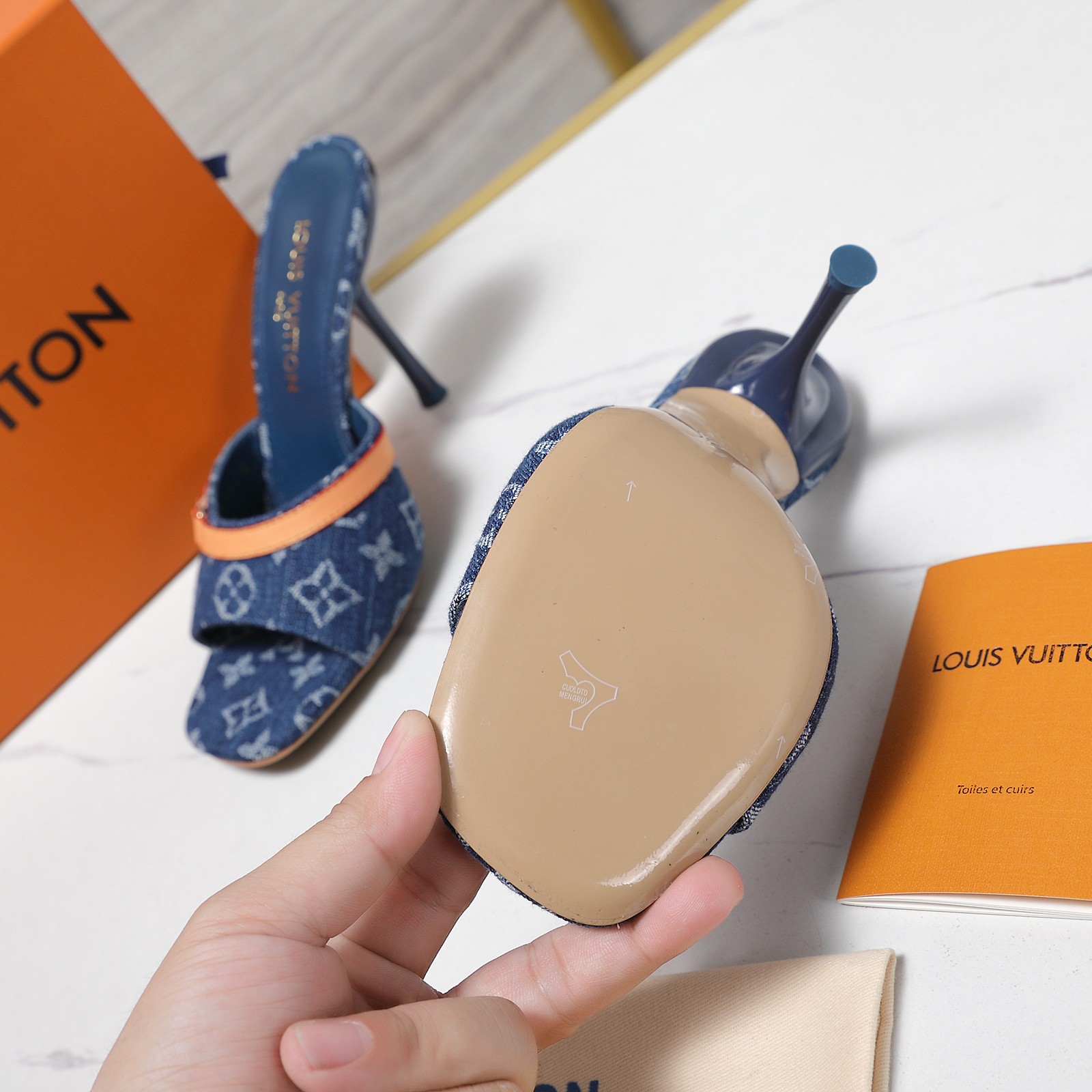 NO:650899,The highest version of Louis vuiteeon LV  vuitton,louis vuitton,high heels,slippers,cowhide,sheepskin,Leather soles19860909最高版本 Louis vuiteeon LV X TM 9AM凉拖老花牛仔布拖鞋 小红书爆款小猫跟经典老花铆钉扣带装饰拖鞋 ———————————————— 鞋面老花牛仔布/老花牛皮 内里垫脚羊皮 鞋底意大利真皮大底 跟高4.5CM/9.5cm 码数35-42（41 42定做不退换） 价格,高跟鞋,louis vuitton,louis vuitton,high heels,slippers,cowhide,sheepskin,Leather soles,Women's Shoes