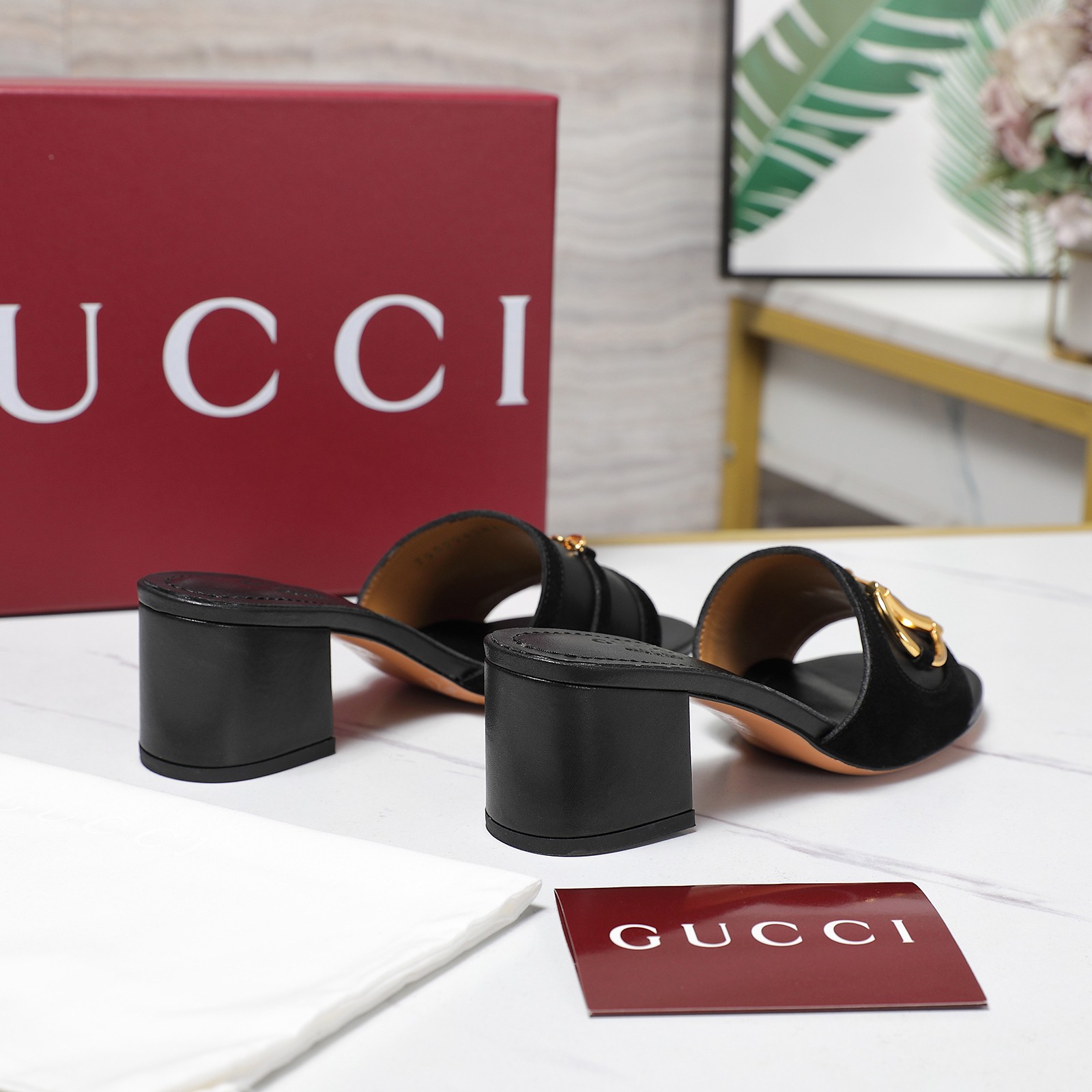 NO:392087,The highest version GUCCi2025 latest D-shaped chain buckle slipper series original one to one, tiptoeing craftsmanship is the same as the original, mid-heel slippers sandals, and the latest D-buckles are made as the brand's iconic symbol to create a stunning new interpretation of the work!  Imported fabric top layer cowhide, imported cowhide, heel height 5.5CM, outsole, Italian leather outsole, size 35-42 (41 42 custom made, no return or exchange) Price, high heels, gucci, sandals, high heels, slippers, cowhide, Leather soles19860909最高版本 GUCCi2025最新D字链条扣拖鞋系列 原版一比一 踮脚工艺同原版一样 中跟拖鞋 凉鞋 配最新D扣作为品牌的标志性象征制作而成打造令人惊艳的作品焕新演绎！ 面料进口头层牛皮 内里进口牛皮 跟高5.5CM 大底意大利真皮大底 尺码35-42（41 42定做不退换） 跑量价,高跟鞋拖鞋,gucci,sandals,high heels,slippers,cowhide,Leather soles,Women's Shoes