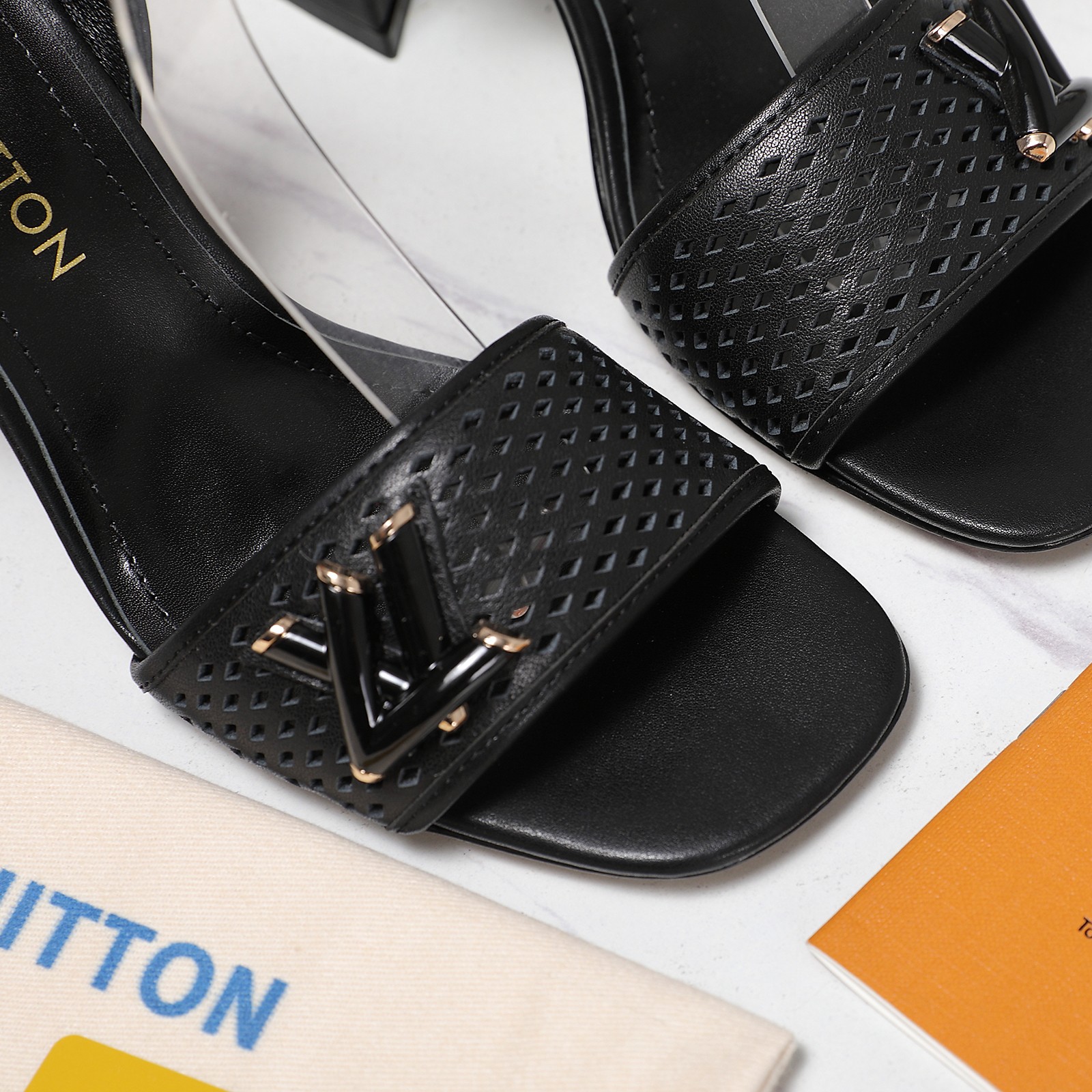 NO:260994,The highest version Louis vuiteeon LV X TM Louis Vuitton hits the market, the latest L family spring and summer counter latest catwalk sandals, the official website series is updated simultaneously, perfect last   small V buckle design, recreation of classic style, simple and generous style, not tired of walking, not picky, elegant and beautiful, original inverted mold last, with the ultimate 1:1 shape, high-end quality, imported high-end fabrics present a delicate texture!  Imported calfskin fabric, high quality soft sheepskin inner lining, imported goatskin foot pad height 5.5cm/9.5cm outsole Italian leather outsole size 35-42, (41 42 custom made without return) Price, sandals, louis vuitton, louis vuitton, louis vuitton, sandals, cowhide, sheepskin, Leather soles19860909最高版本 Louis vuiteeon LV X TM 路易威登爆款上市 最新L家春夏款专柜最新走秀凉鞋 官网系列同步更新 完美楦型 小V扣设计、再现经典、款式简单大方、走路不累脚、不挑人、上脚大气好看、原版倒模楦型,极致1:1形体,高端品质、进口高端面料呈现出精致质感！ 面料进口小牛皮 内里优质柔软羊皮里 垫脚进口山羊皮 跟高5.5cm/9.5cm 大底意大利真皮大底 码数35-42、（41 42定制不退换） 价格,凉鞋,louis vuitton,louis vuitton,louis vuitton,sandals,cowhide,sheepskin,Leather soles,Women's Shoes