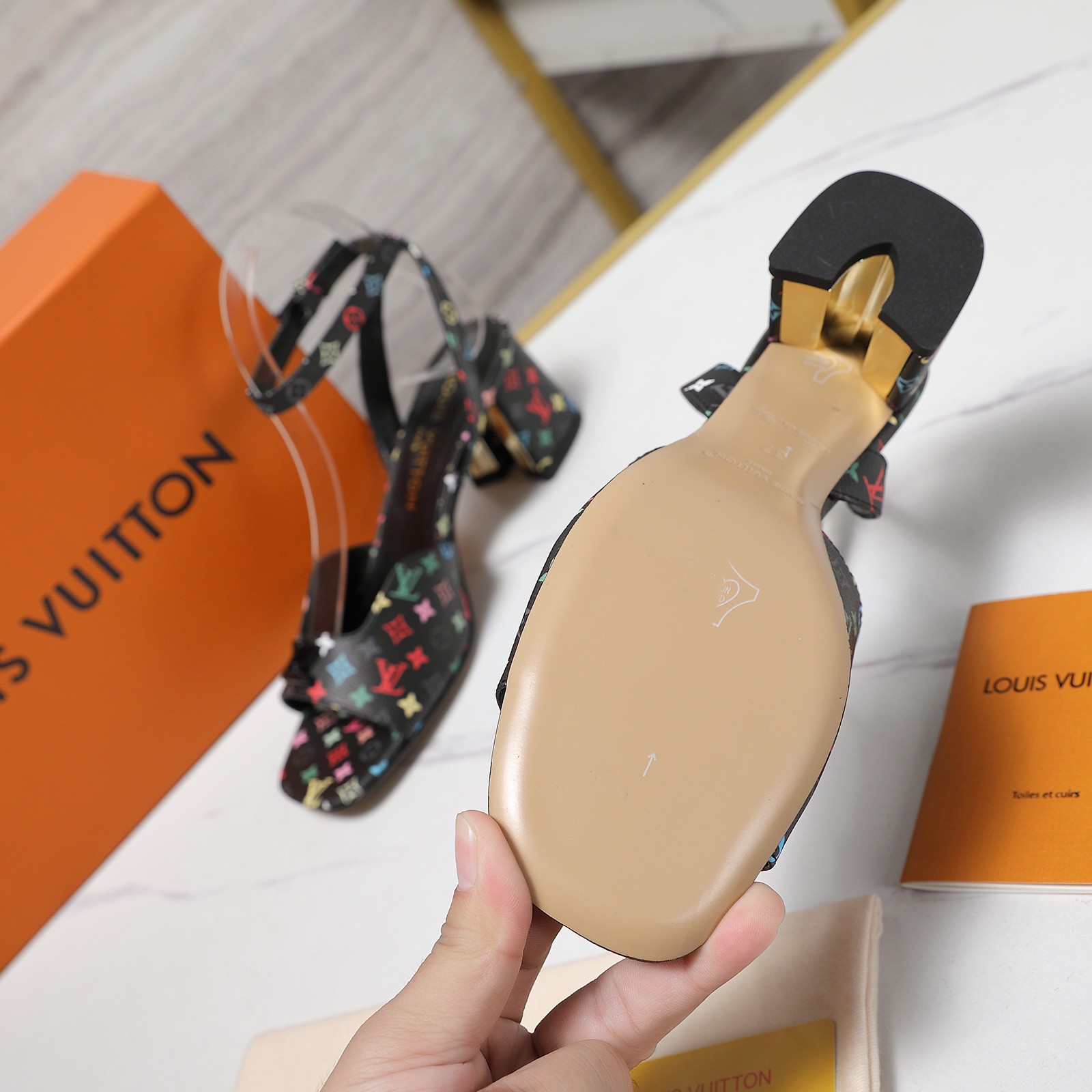 NO:260997,The highest version Louis vuiteeon LV X TM Louis Vuitton hits the market, the latest L family spring and summer counter latest catwalk sandals, the official website series is updated simultaneously, perfect last   small V buckle design, recreation of classic style, simple and generous style, not tired of walking, not picky, elegant and beautiful, original inverted mold last, with the ultimate 1:1 shape, high-end quality, imported high-end fabrics present a delicate texture!  Fabric imported beef patent leather/printed cowhide, high quality soft sheepskin inner lining, footbed imported goatskin, heel height 5.5cm/9.5cm outsole Italian leather outsole, size 35-42, (41 42 custom made without return) Price, sandals, louis vuitton, louis vuitton, louis vuitton, sandals, cowhide, sheepskin, Leather soles19860909最高版本 Louis vuiteeon LV X TM 路易威登爆款上市 最新L家春夏款专柜最新走秀凉鞋 官网系列同步更新 完美楦型 小V扣设计、再现经典、款式简单大方、走路不累脚、不挑人、上脚大气好看、原版倒模楦型,极致1:1形体,高端品质、进口高端面料呈现出精致质感！ 面料进口牛漆皮/印花牛皮 内里优质柔软羊皮里 垫脚进口山羊皮 跟高5.5cm/9.5cm 大底意大利真皮大底 码数35-42、（41 42定制不退换） 价格,凉鞋,louis vuitton,louis vuitton,louis vuitton,sandals,cowhide,sheepskin,Leather soles,Women's Shoes