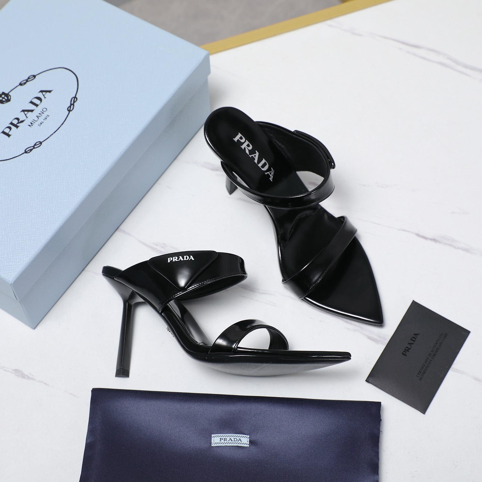 NO:246959,Prada/Prada 25WF new spring and summer products, triangle buckle pointed high heels sandals, classic triangle logo, salty, sweet and versatile, triangle logo, yb open mold customization, excellent texture, fabric is made of original custom leather, inner foot pads are all sheepskin, heel height 9.5cm imported cowhide sole, imported Italian cowhide, outsole Size35-42 (41/42 custom-made, non-return and exchange), high heels sandals, prada, prada, sandals, high heels, cowhide, sheepskin19860909Prada/普拉达25WF春夏新品 三角扣尖头高跟凉鞋 经典三角标 可盐可甜巨百搭 三角标yb开模定制 质感超赞 面料采用原版定制皮料 内里垫脚均为羊皮 跟高9.5cm 意大利进口牛皮大底 Size35-42（41/42定制不退换）,高跟鞋凉鞋,prada,prada,sandals,high heels,cowhide,sheepskin,Women's Shoes