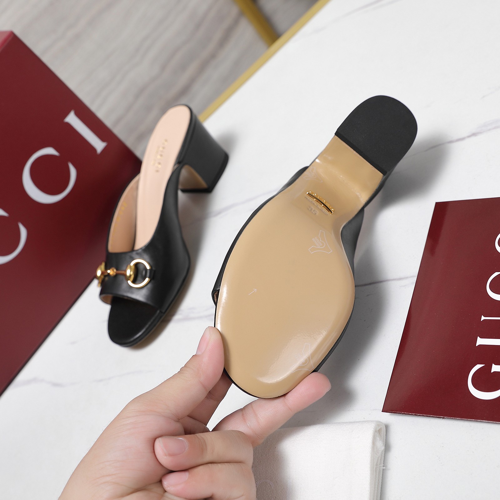 NO:246954,The highest version of Gucci!  New summer style, purchasing level, top quality!  The original version is purchased with a top replica of 1:1!  The material is the same as the Y version, quite textured, and you can compare ZG without any gap. This high-heeled sandal has now become a classic brand item. The chain diamond buckle is inspired by the abbreviation of Mr. GuccioGucci's name, and the chain diamond buckle is injected into the brand connotation of this shoe.·The brand uses different weaving patterns and colors to inject modern essence into the classic slippers. It is so classic with the chain buckle. The fabric is imported cowhide, the inner lining is imported, the heel height is 5.5Cm, the Italian imitation leather outsole. The size is 35-41 (customized for 41.42) The complete set of original packaging!  Price, slippers, gucci, sandals, slippers, cowhide, sheepskin, Leather soles19860909Gucci最高版本！ 夏季新款 代购级别,顶级品质！ 原版购入1:1顶级复刻！ 材质和Y版一致 相当有质感 可以对比ZG无差距 这款高跟凉鞋现已成为品牌经典单品,灵感源自GuccioGucci先生姓名首字母缩写的典藏元素链条钻扣为这款鞋履注入品牌内涵.·品牌运用不同织纹和配色在经典拖鞋中注入现代精髓.搭配上链条扣简直太经典了. 面料进口牛皮 内里进口羊皮里 跟高5.5Cm 大底意大利仿真皮大底. 码数35-41（41.42定做） 全套原版包装！ 价格,拖鞋,gucci,sandals,slippers,cowhide,sheepskin,Leather soles,Women's Shoes