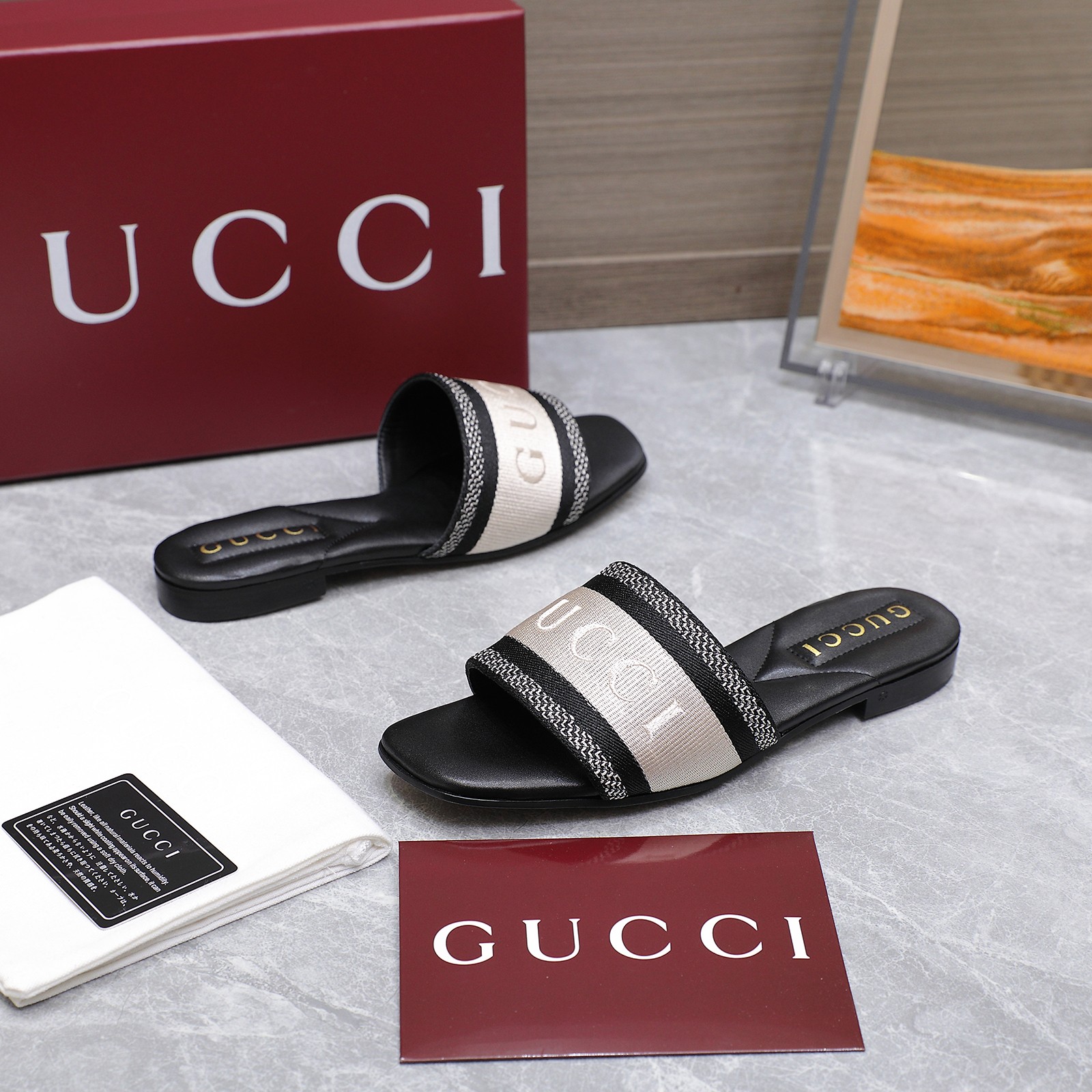 NO:246947,2025 new spring and summer new style flat handwritten Gucci logo embroidery G G sandals letter logo logo slippers top quality highest version!   Gucci's new series explores the symbolic elements of the brand's collection in a new way. This versatile and practical sandal is made with cotton canvas ingeniously incorporated into Gucci embroidery, showing its unique charm. Original custom-made imported embroidered cotton canvas. Inner/foot pad: sheepskin lining. Outsole original Italian leather sole size 34-42 (414243 custom made without return) Packaging counter full set of Encore red packaging Price, slippers, gucci, sandals, slippers, sheepskin198609092025焕新春夏新款平底手写体Gucci标识刺绣G G凉鞋字母标识Logo拖鞋顶级品质 最高版！  Gucci 新推系列以全新方式探索品牌典藏符号元素,这款百搭实用的凉鞋以棉质帆布匠心打造,巧妙融入Gucci刺绣,尽显独特魅力  面料原版定制进口刺绣棉质帆布 内里／垫脚:羊皮里. 大底原版意大利真皮底 尺码34-42（414243定做不退换） 包装专柜全套安可拉红色包装 价格,拖鞋,gucci,sandals,slippers,sheepskin,Women's Shoes