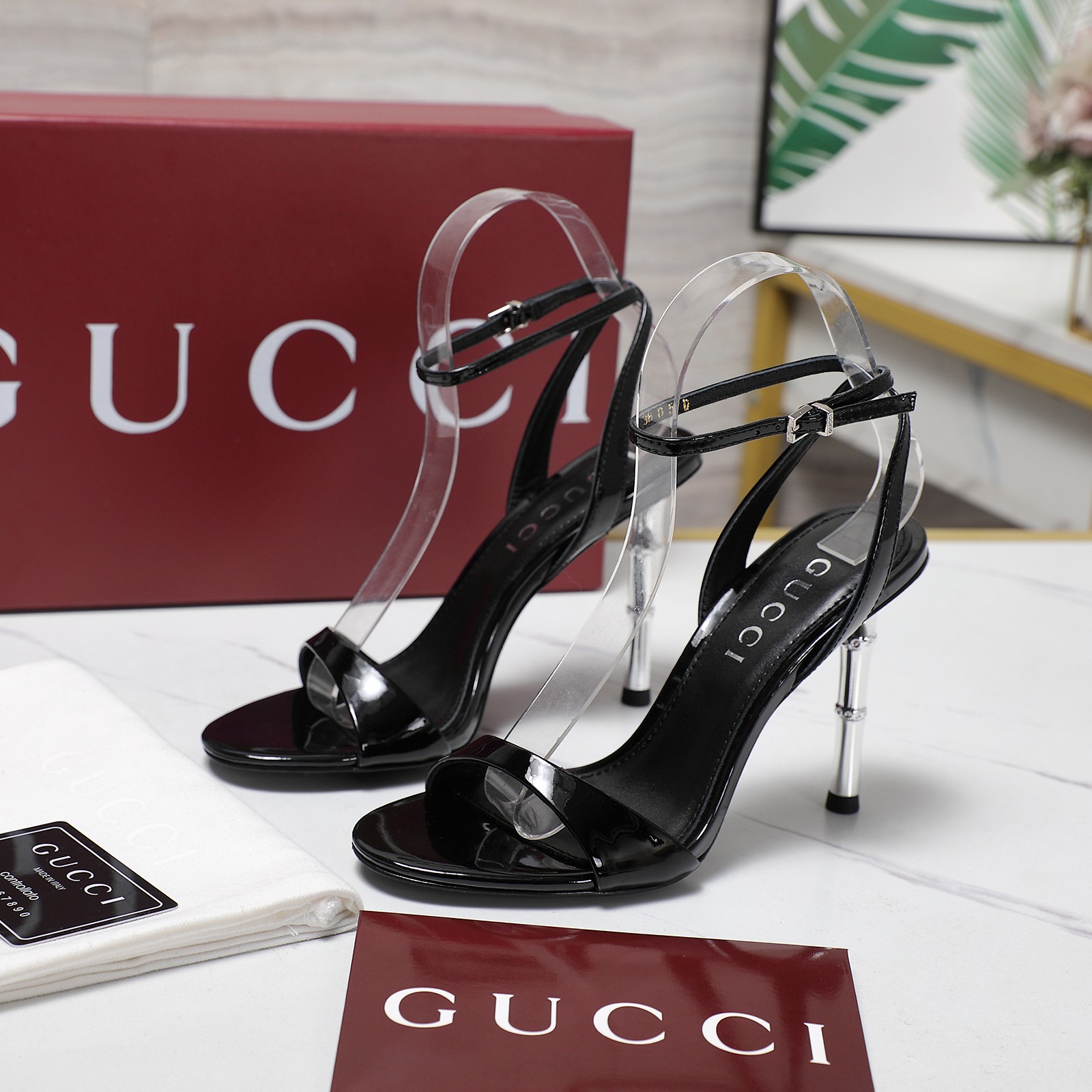 NO:246941,GuCC high-end quality 2025 spring and summer new metal bamboo heel strap sandals Bamboo mirror* high-heel fashion sandals original and original quality! Every detail has been carefully crafted and can be matched with ZG, with the same quality!  Original custom imported metal leather hardware Dongguan factory molded bamboo joint heel inner lining / foot pad high-end custom sheepskin lining heel height 9.5cm large sole Italian genuine leather bottom size 35-42 (40 41 42 custom made, no return or exchange) Full set of original high-end encore red packaging!  This sandal is made of imported patent leather, with a wristband buckle design at the ankle, and a classic brand style. The classic bamboo joint decorative heels make the entire design more advanced and eye-catching. Women's style ● Bamboo joint details. Italian creation, high heels sandals, gucci, sandals, high heels, sheepskin19860909GuCC高端精品 2025春夏新款金属竹节跟一字带凉鞋 竹镜*高跟时装凉鞋原汁原味原单品质!每个细节皆经过精心细致打造,可与ZG对比如一,无二品质！ 面料原版定制进口金属皮 五金东莞大厂开模竹节跟 内里／垫脚高端定制羊皮里 跟高9.5cm 大底意大利真皮底 尺码35-42（40 41 42定做,不退换） 全套原板高端安可拉红色包装！ 这款凉鞋以进口漆皮匠心打造,脚踝处腕带搭扣设计,趣致演绎品牌经典款型,经典竹节装饰鞋跟,令整个设计更加高级亮眼 女款 ●竹节细节. 意大利创作,高跟鞋凉鞋,gucci,sandals,high heels,sheepskin,Women's Shoes