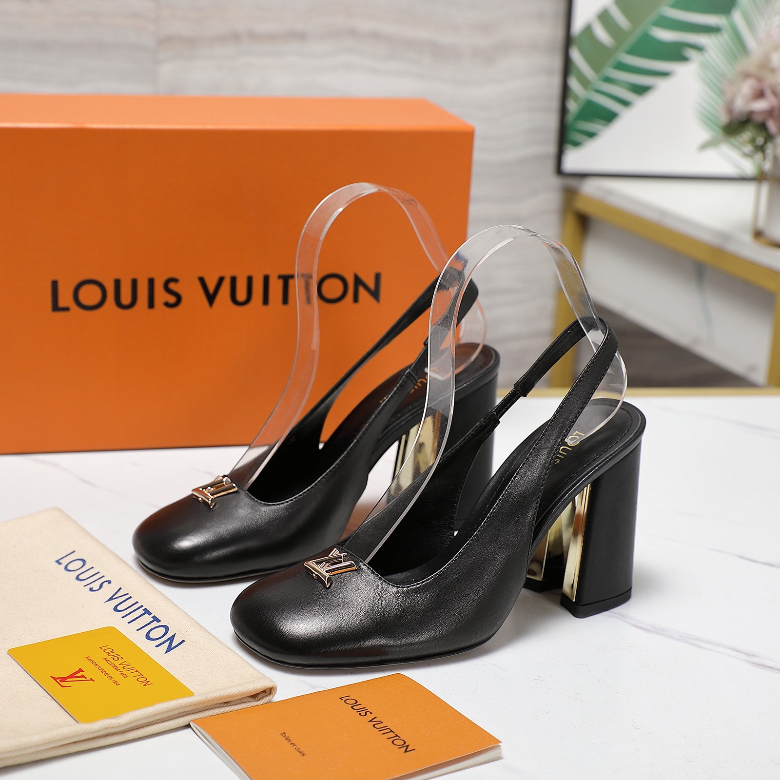 NO:265070,Top version LV | Louis Vuitton 2025 early spring new style medieval sandals The counter is the latest model, the rear empty sandals are new, ———————————————————— Purchase level!  Full of high-end feeling!  A popular model from domestic and foreign bloggers, retro and fashionable, beautiful!  Official website main model★ Original patent leather / cowhide / presbyopia, imported sheepskin lining, outsole original Italian leather outsole, heel height 3.5cm/5.5cm/9.5CM Shoe size: 35-42 (41 and 42 custom-made, non-return and exchange), high heels, louis vuitton, louis vuitton, sandals, high heels, cowhide, sheepskin, Leather soles19860909顶级版本LV | 路易威登   2025早春新款 中古风凉鞋 专柜主打最新款 后空凉鞋硬货上新 ——————————— 代购级别！高级感十足！国内外博主刷爆的一款,复古又时髦上脚美炸了！官网主推款★ 鞋面原版漆皮/牛皮/老花 内里进口羊皮里 大底原版意大利真皮大底 跟高3.5cm/5.5cm/9.5CM 鞋码: 35-42（41、42定制不退换）,高跟鞋凉鞋,louis vuitton,louis vuitton,sandals,high heels,cowhide,sheepskin,Leather soles,Women's Shoes